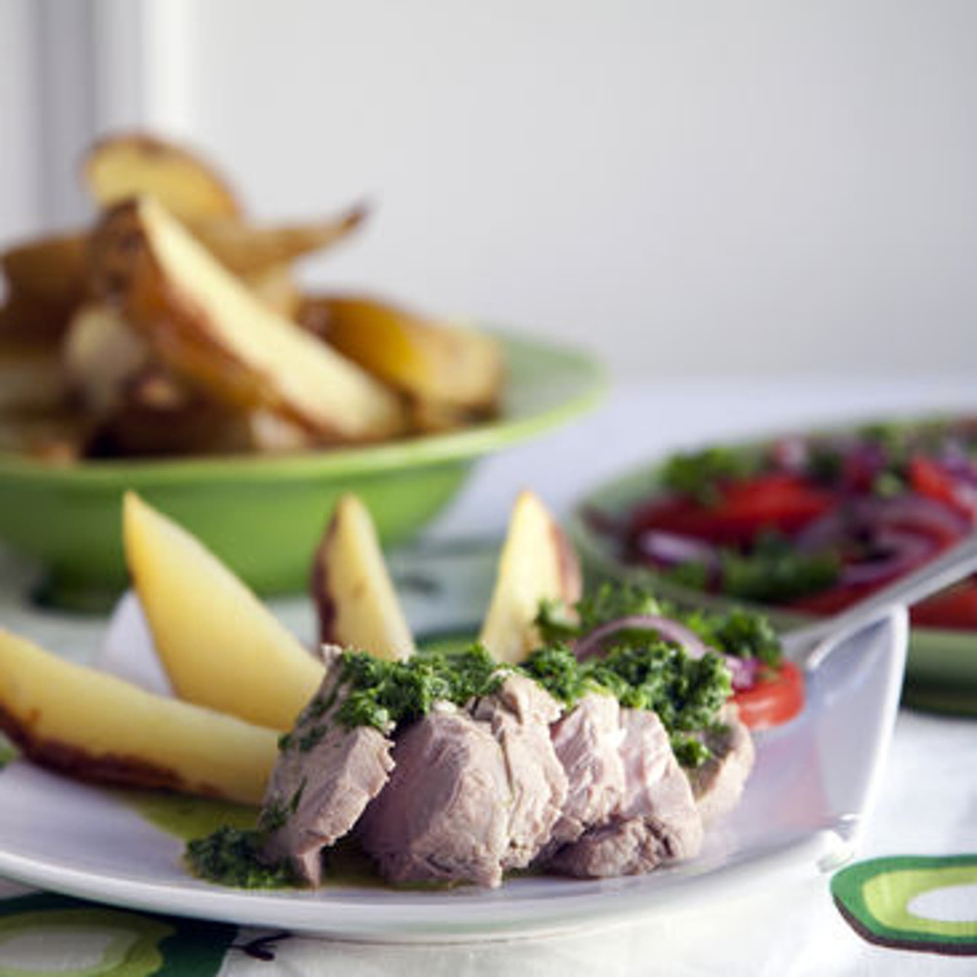 Buljongkokt fläskfilé med basilikasås och klyftpotatis