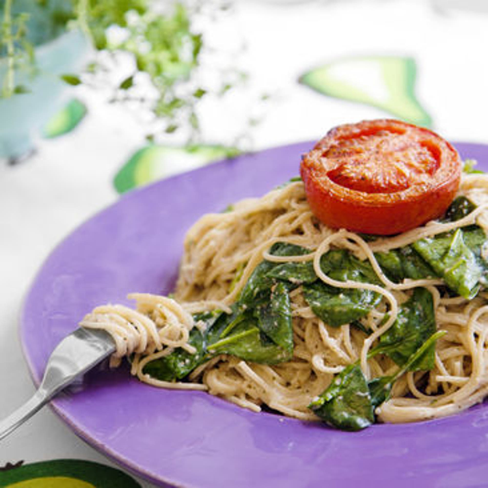 Linguini med valnötspesto med spenat & bakade tomater