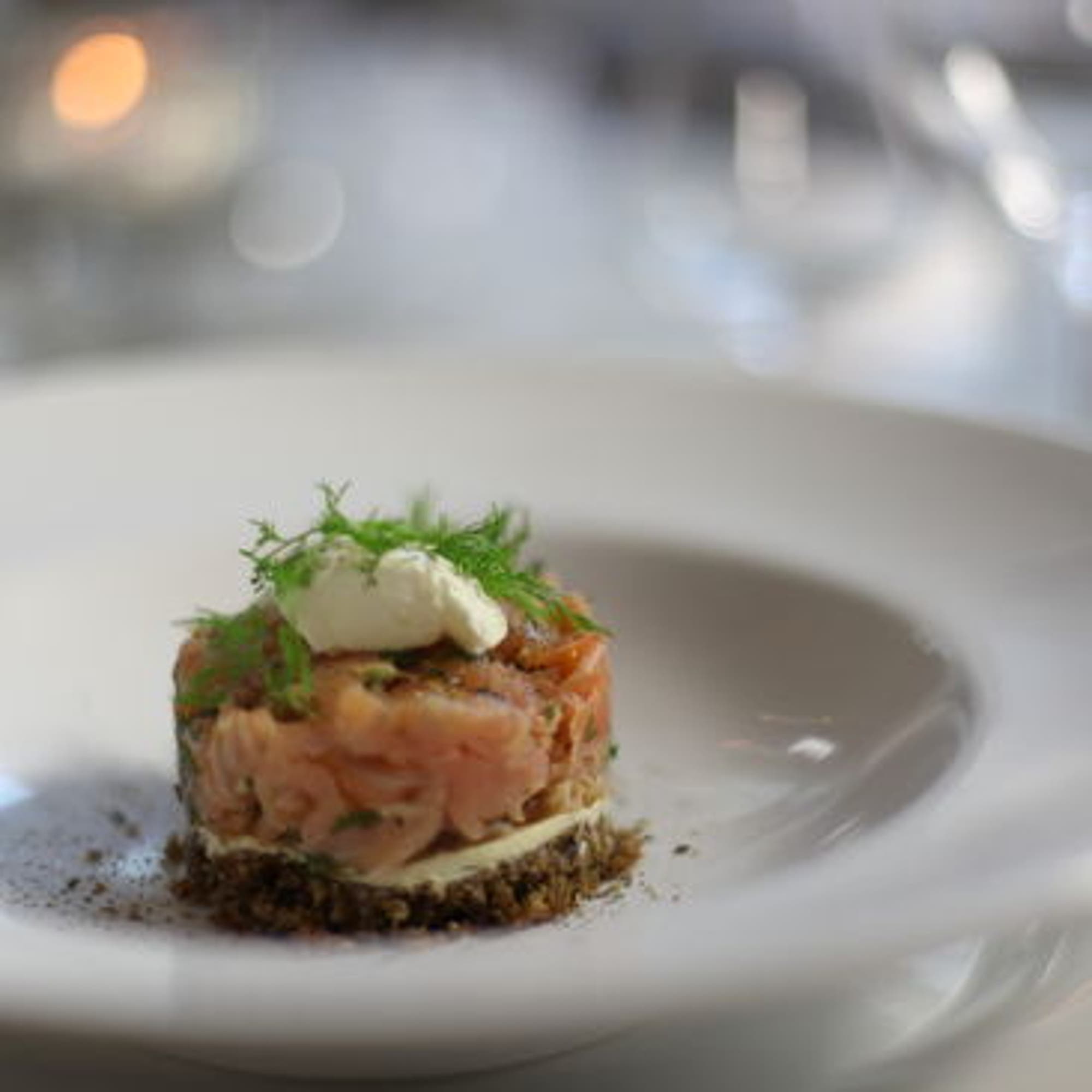 Laxtartar på danskt rågbröd