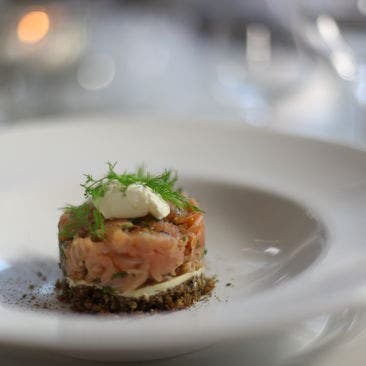 Laxtartar på danskt rågbröd