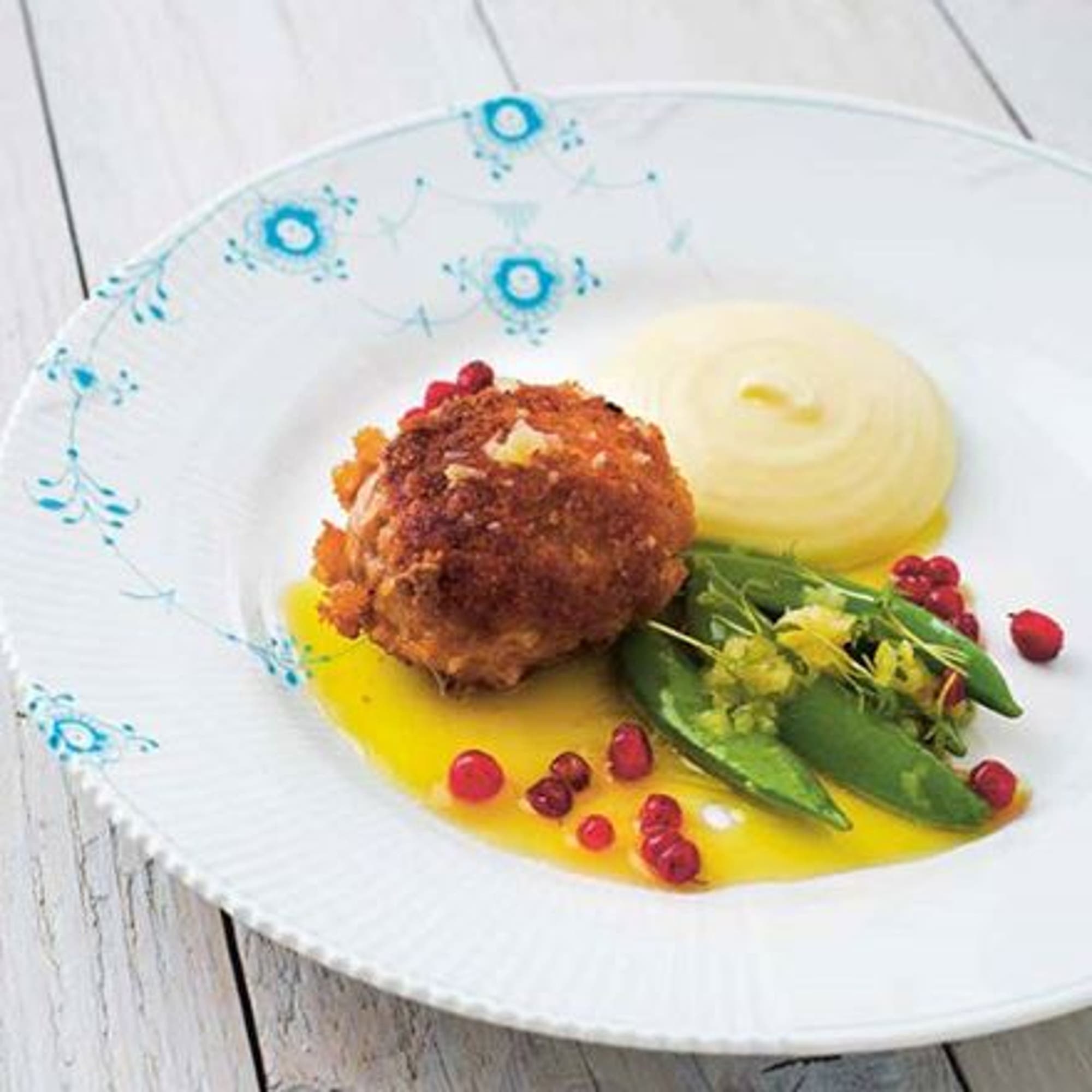 Wallenbergare på vildsvin med sockerärter, rårörda lingon och potatispuré