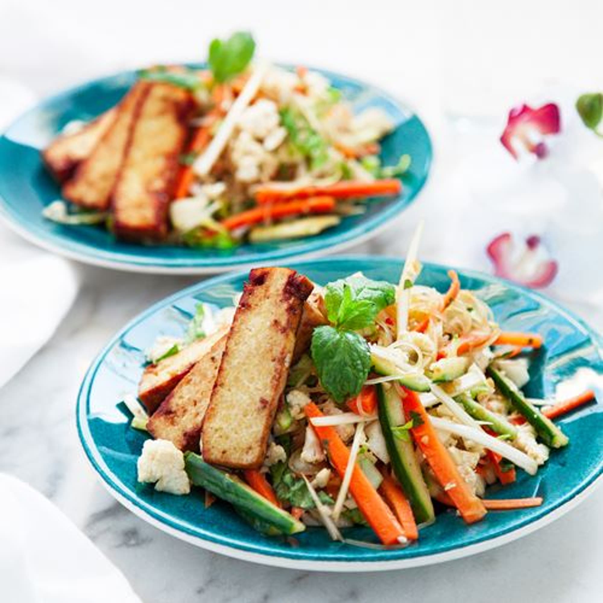 Asiatisk glasnudelsallad med tofu