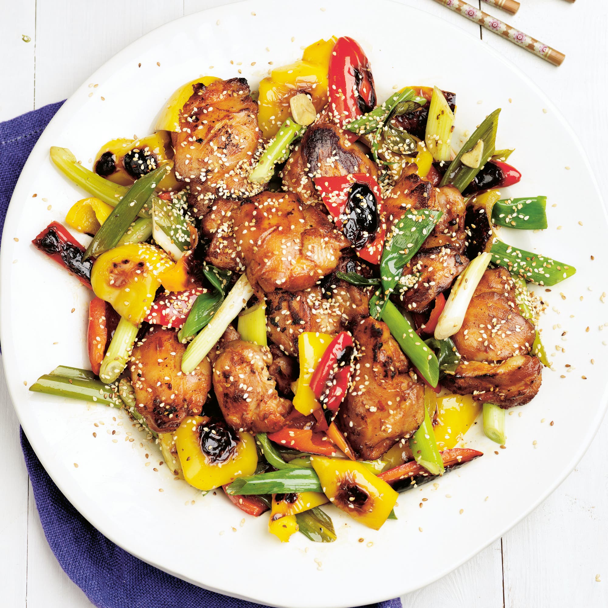 Jennie Walldéns sambalkyckling med sotad paprika och salladslök