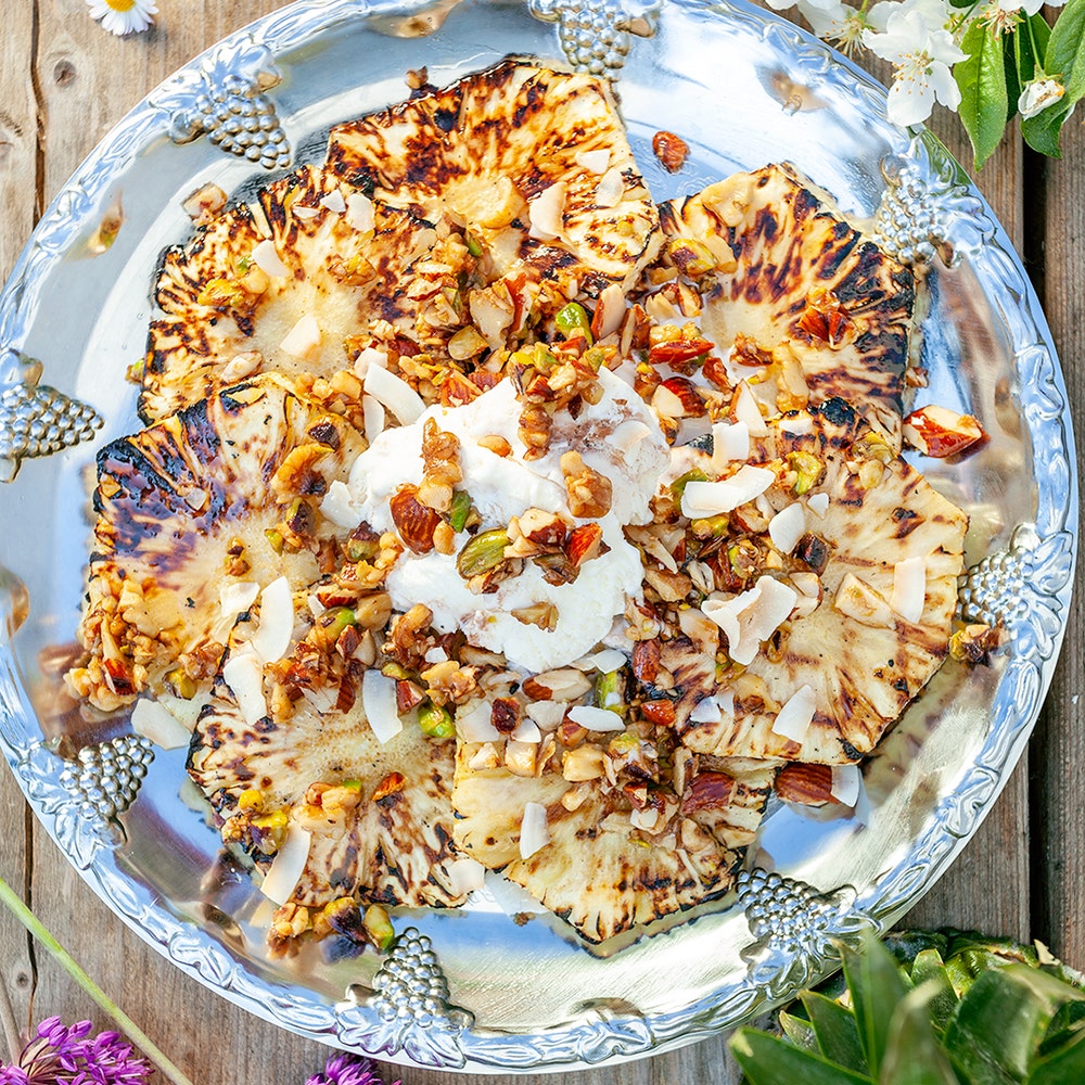 Grillad ananas med glass, honungsrostade nötter och hackad choklad