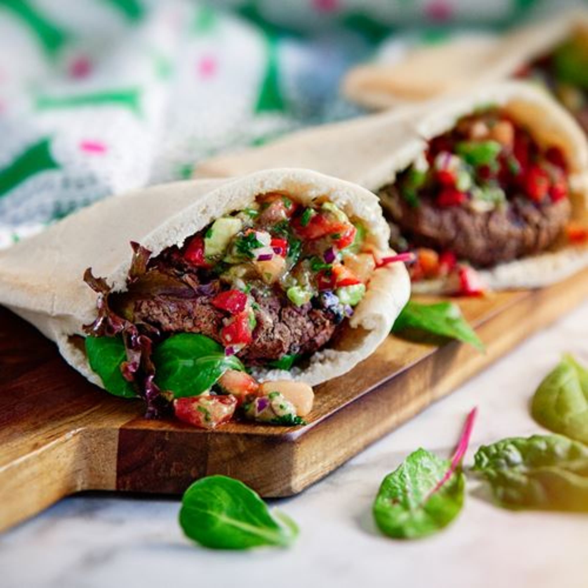 Bönburgare med tomat- och avokadosalsa i pitabröd