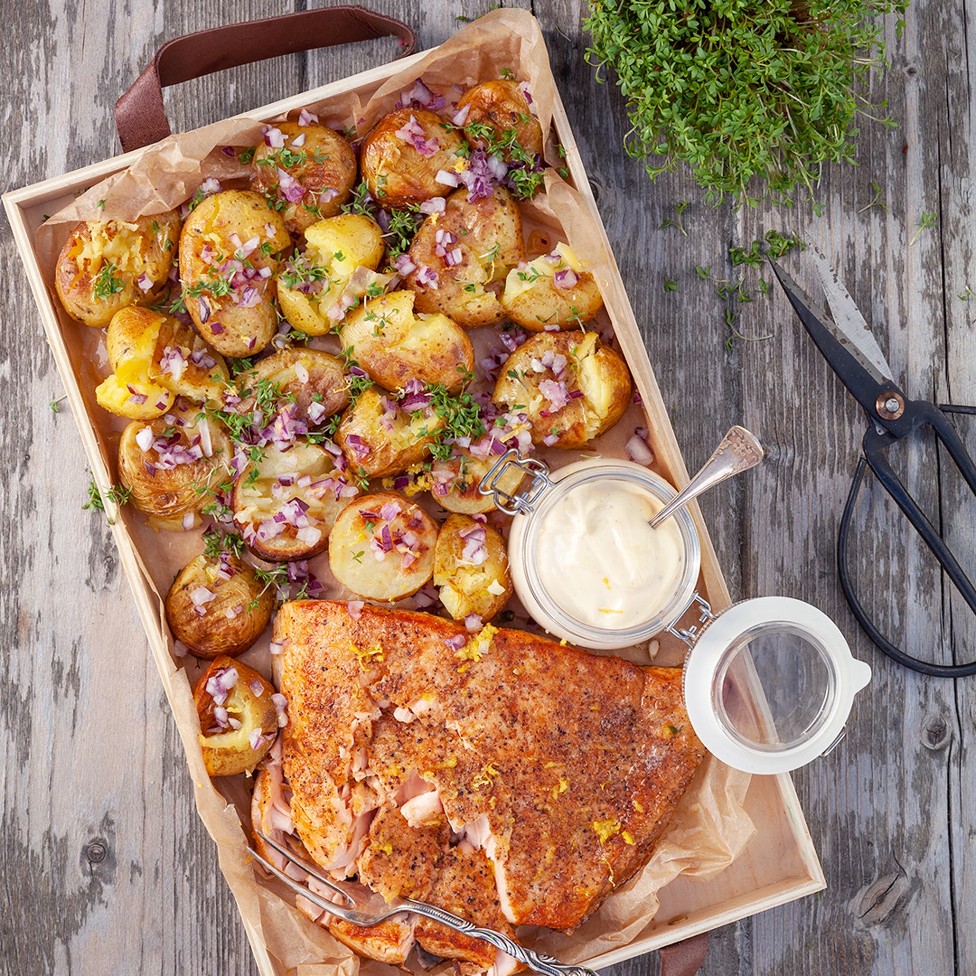 Grillad laxfilé med rostad färskpotatis och Västerbottenssås
