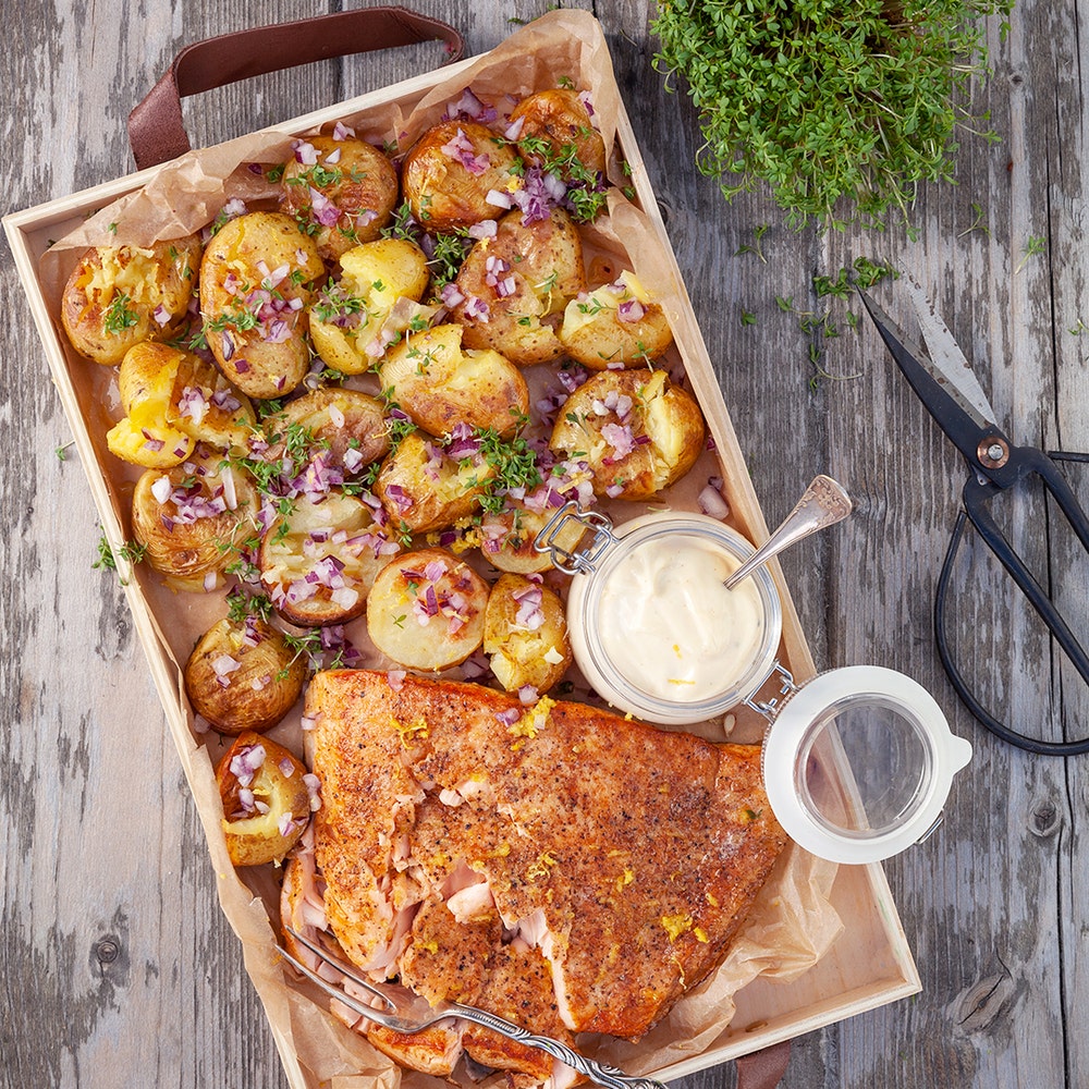 Grillad laxfilé med rostad färskpotatis och Västerbottenssås