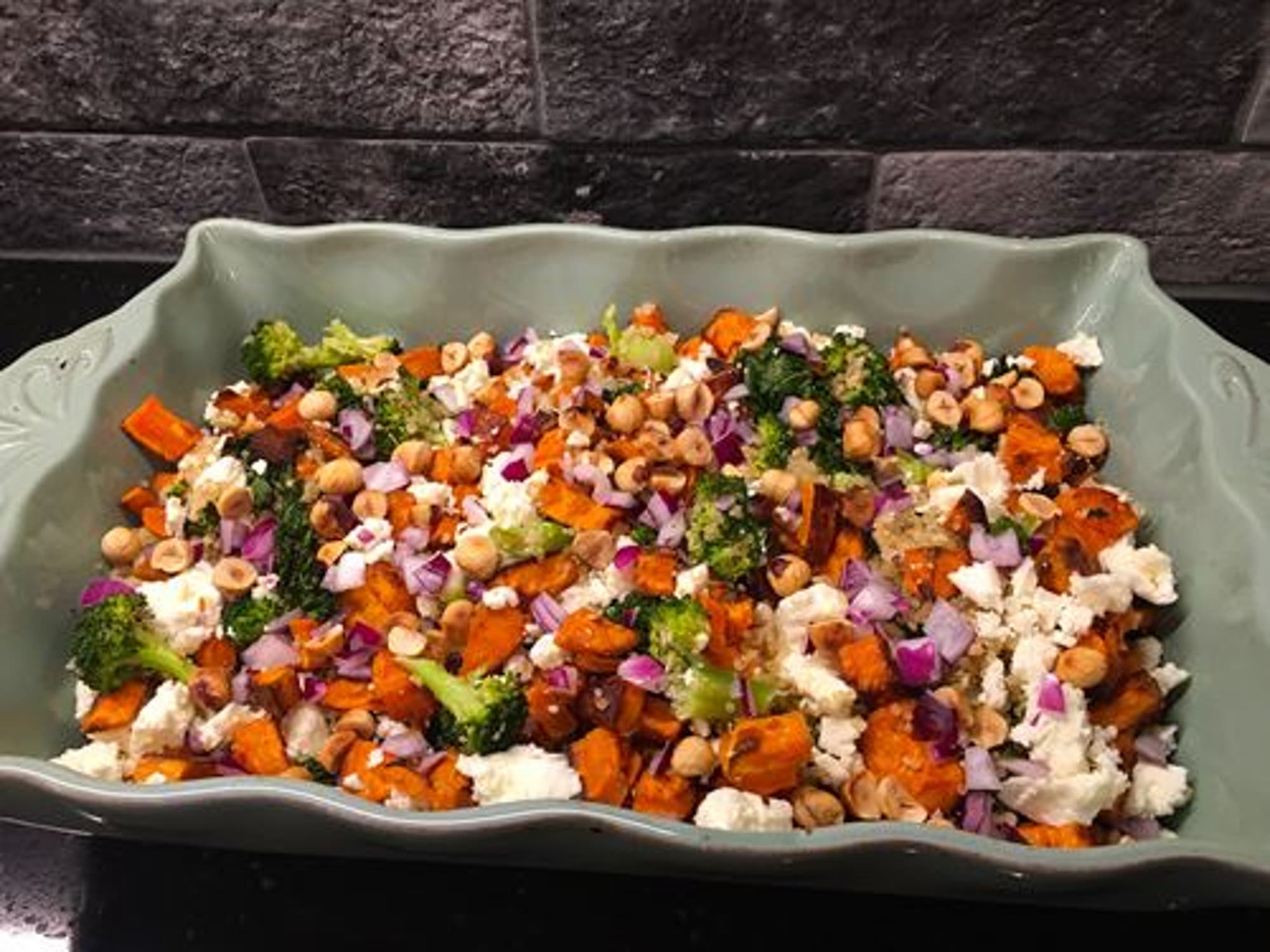 Grönkålssallad med sötpotatis, quinoa och fetaost