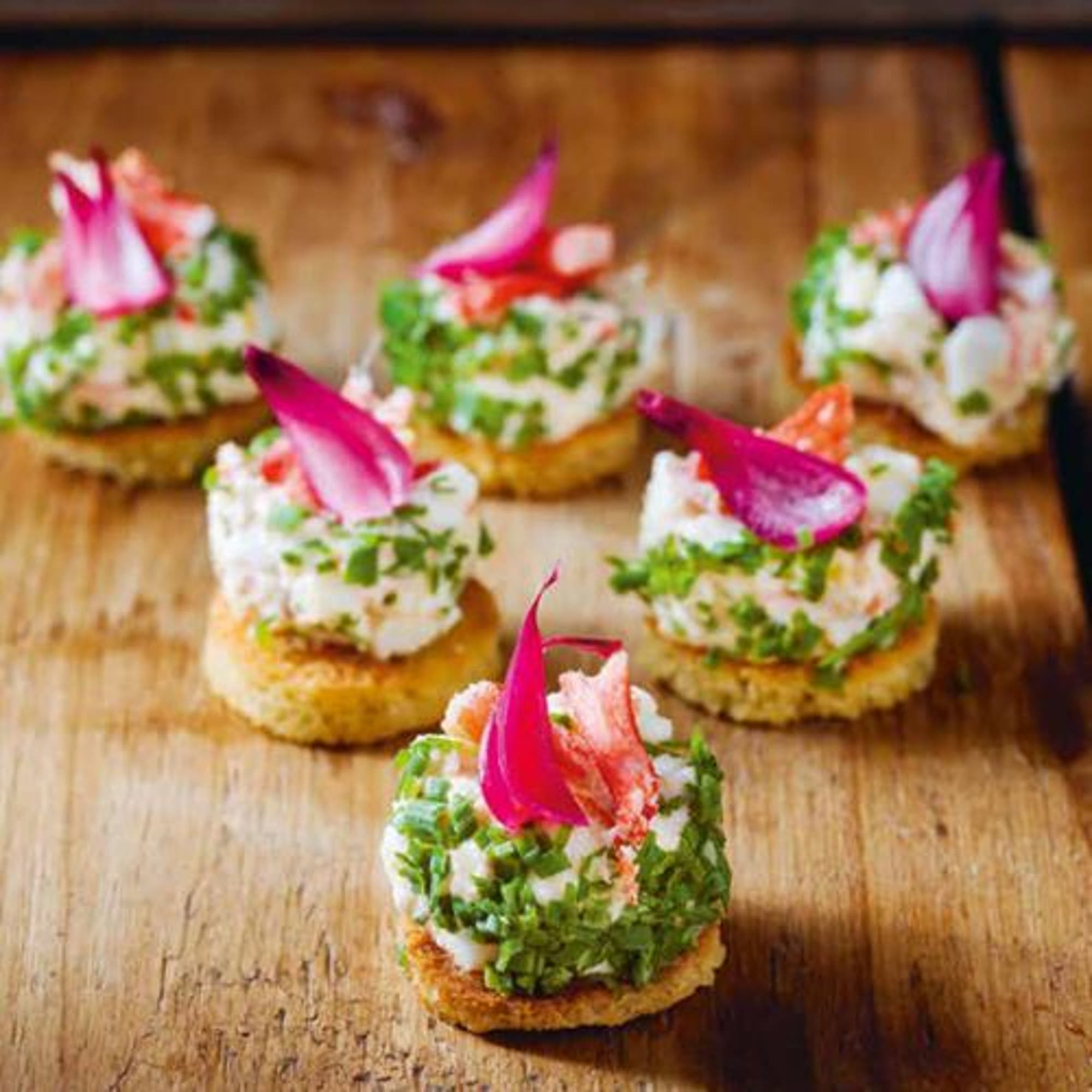 Gubbröra med krabba och syltad smålök