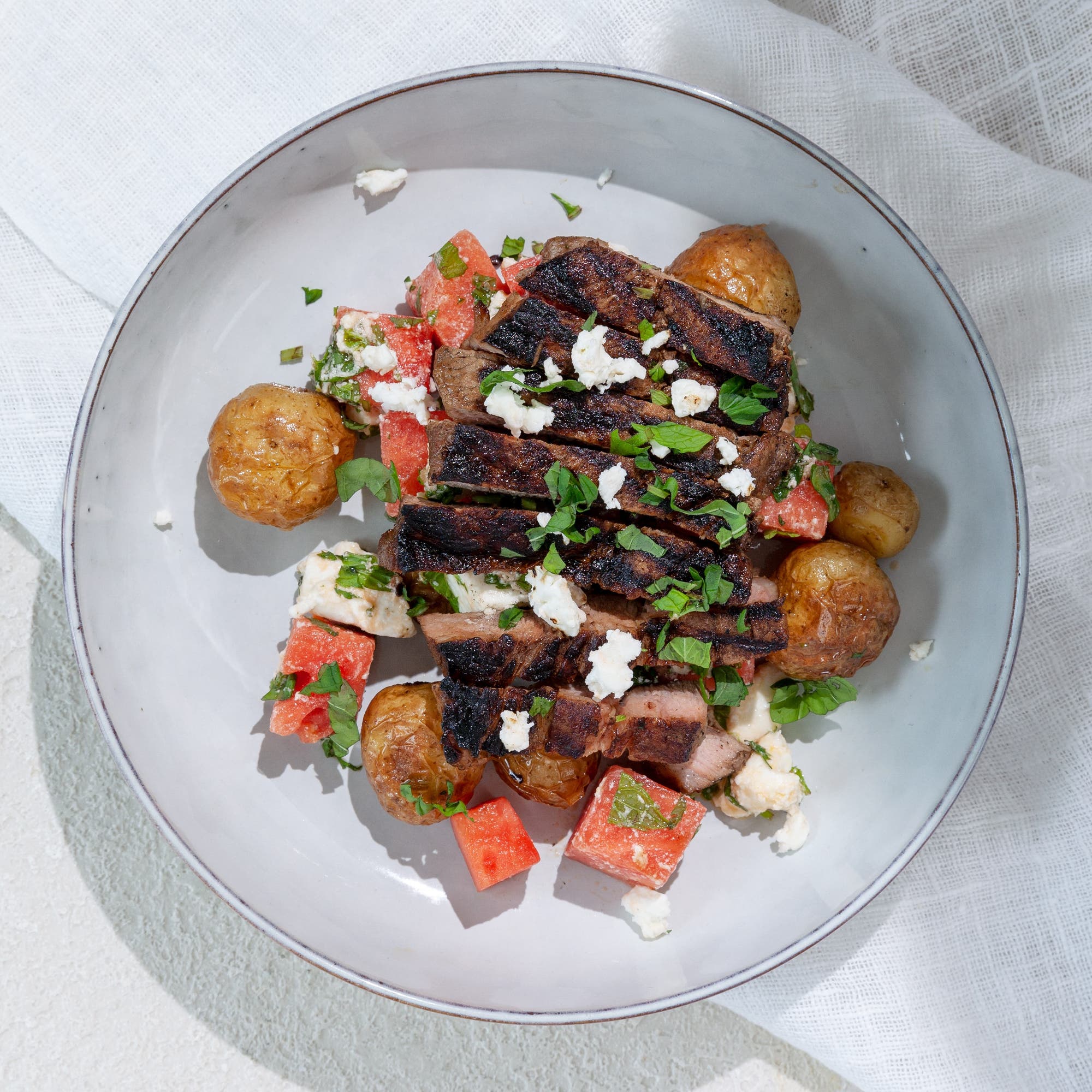 Grillad fläskkarré med klyftpotatis och melonsallad
