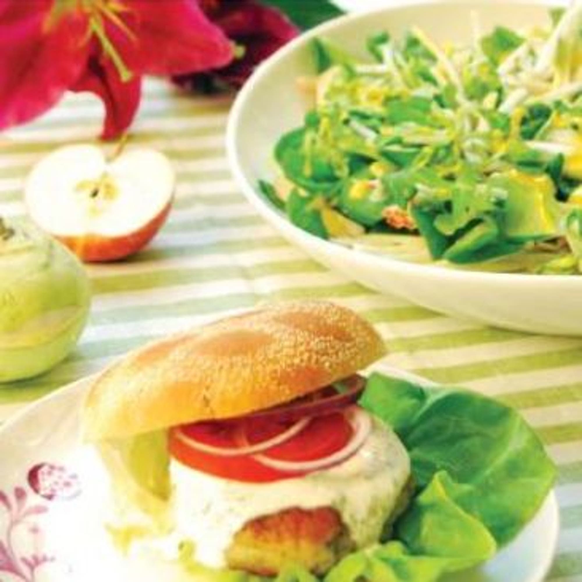 Fiskburgare med dillkräm och äppelsallad