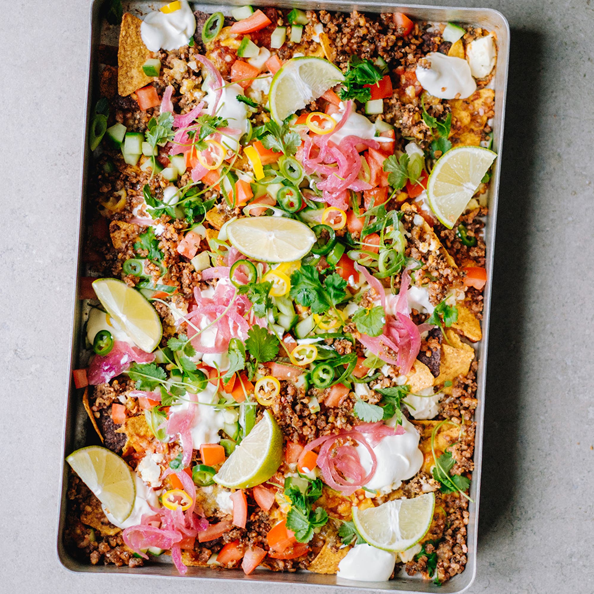 Nachos med oh mungood färs, picklad lök och cheddardip
