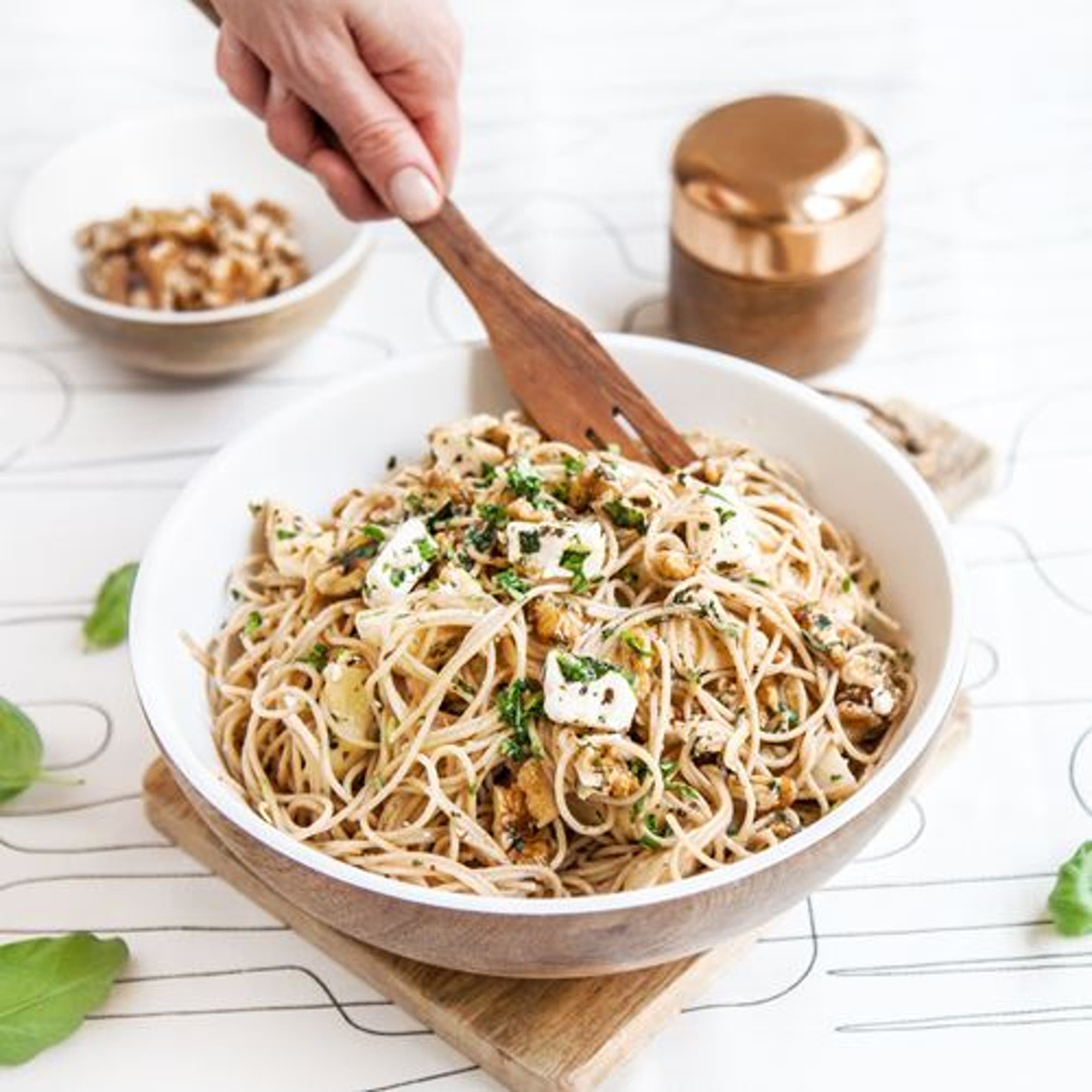Fetaosttoppad pasta med citron och kronärtskockor