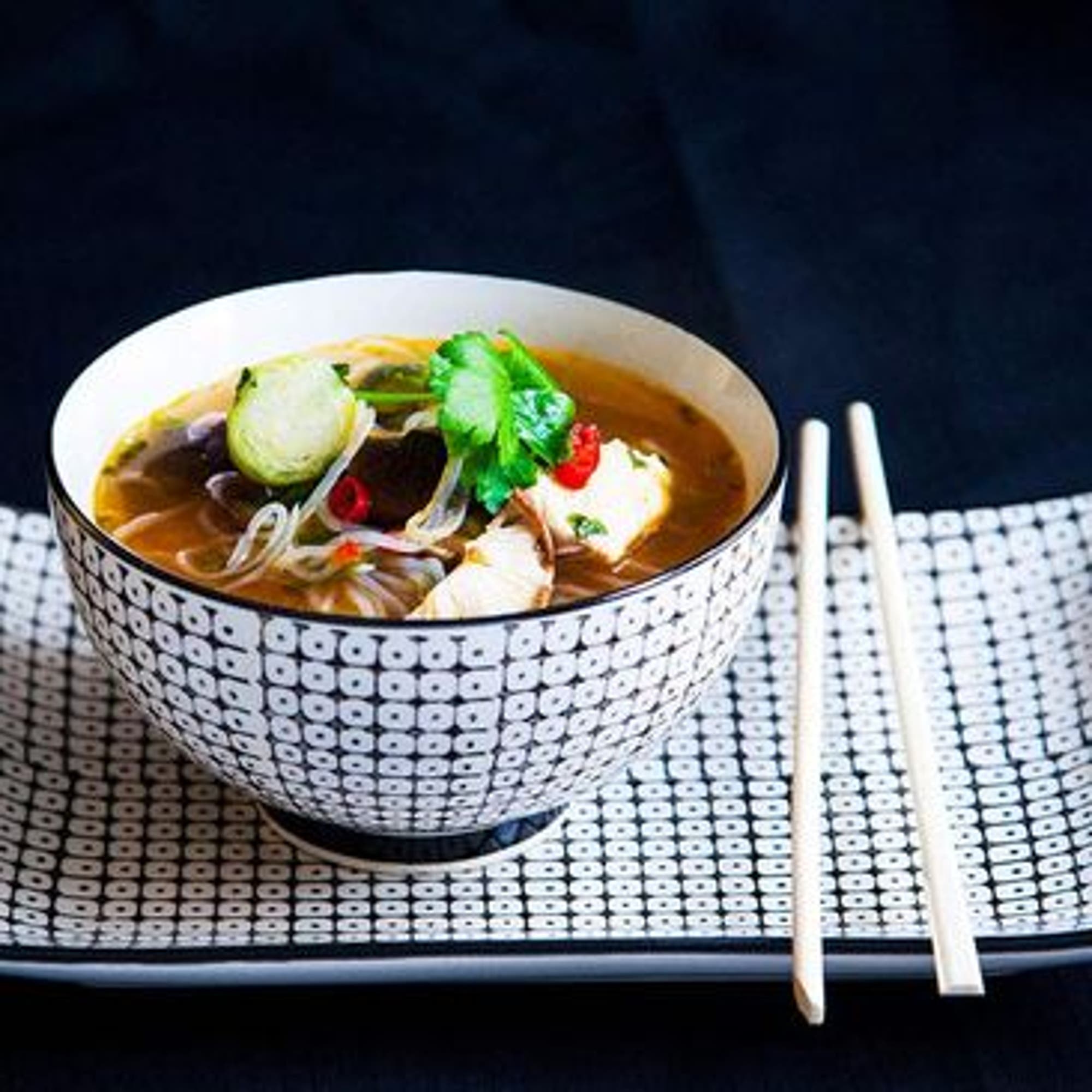 Kyckling, svamp och nudlar i miso- och röd currybuljong