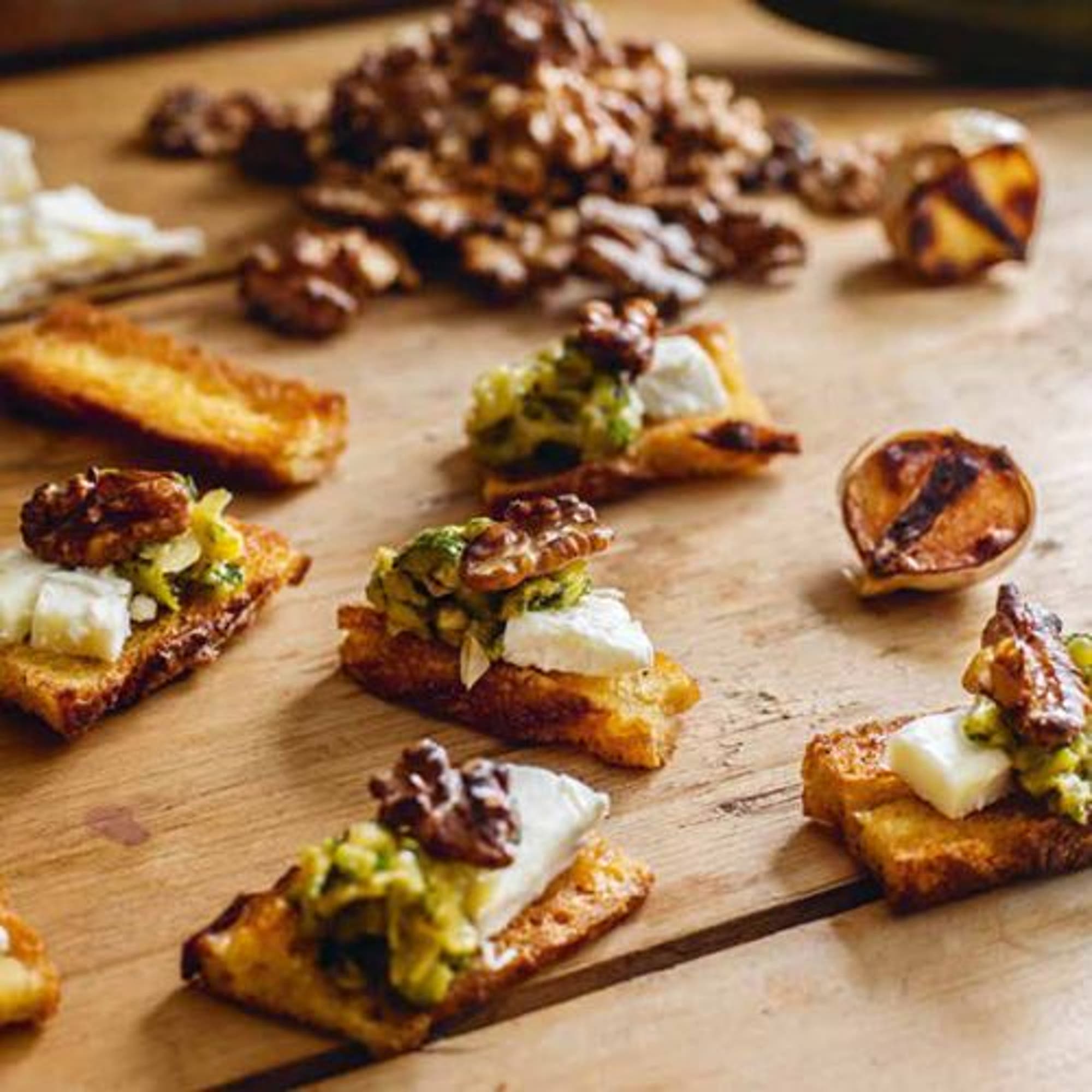 Crostini med zucchini, getost och valnöt