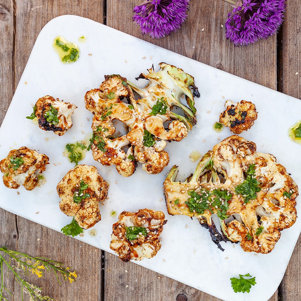 Grillade blomkålsskivor med teriyakiglaze och sesamfrön