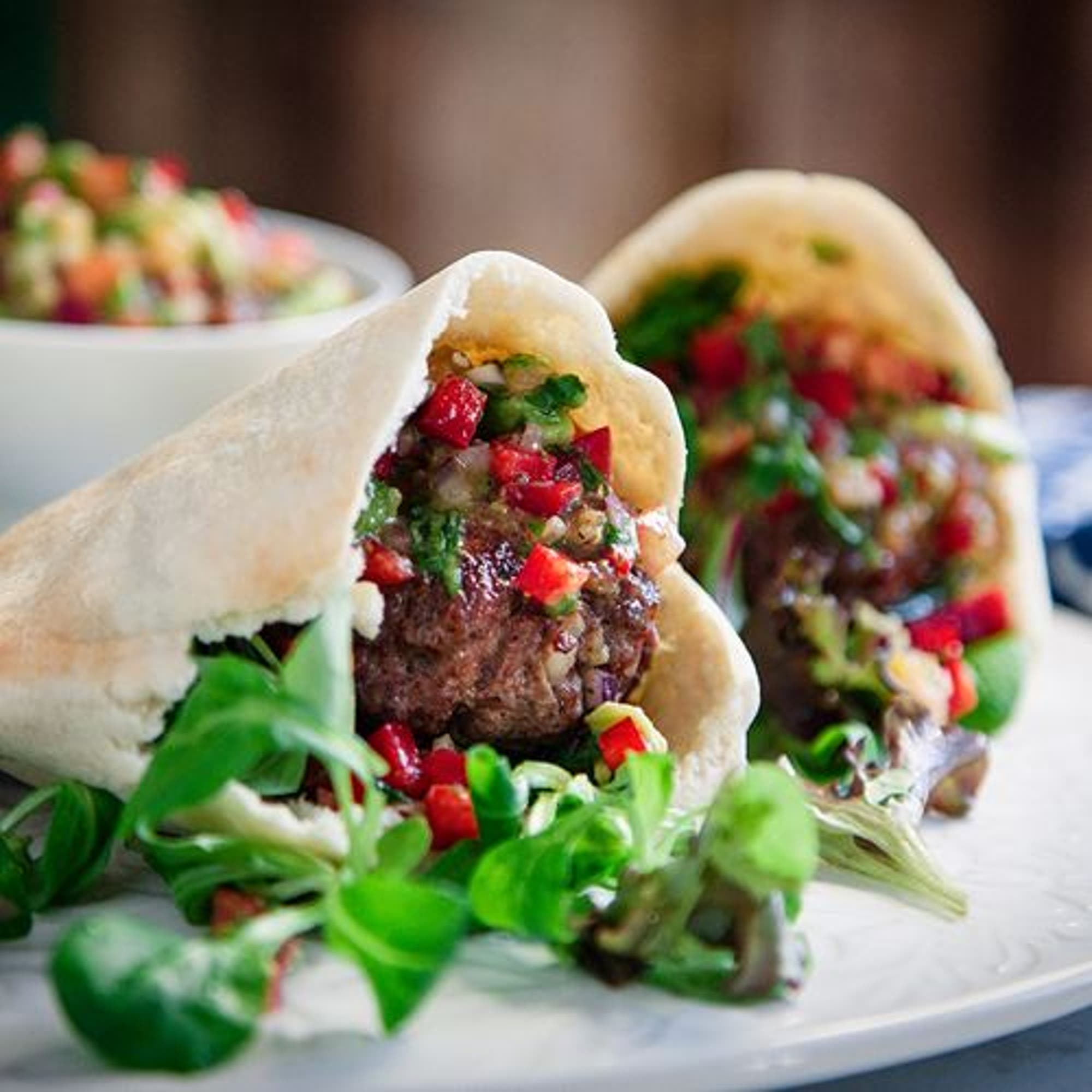 Burgare med tomat- och avokadosalsa i pitabröd