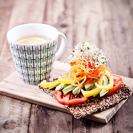 Rawfoodkex med avokado, grönsaker och groddar