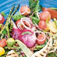 Tomatsallad med grillade grönsaker