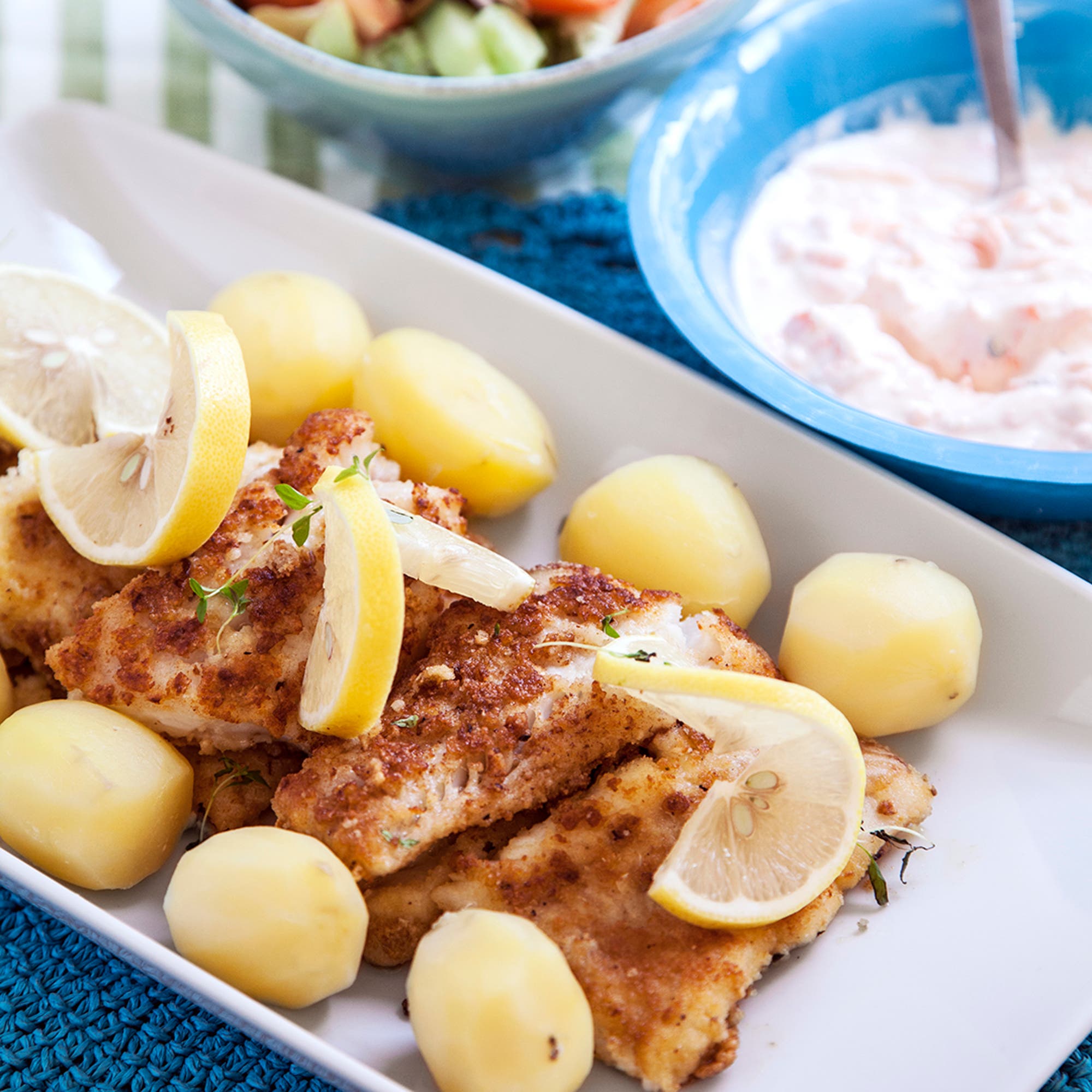 Panerad fisk med morotstzatziki och kokt potatis