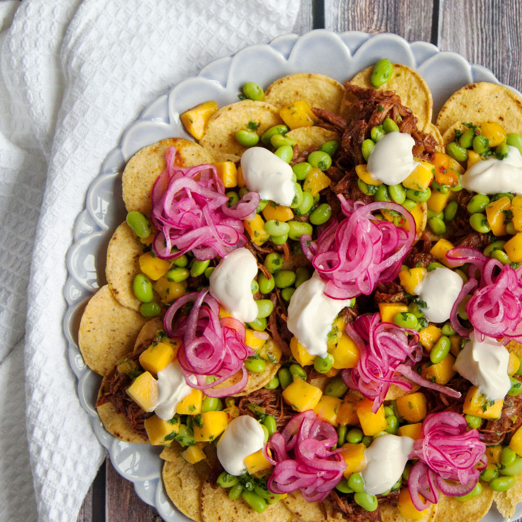 Pulled pork nacho med mangosalsa och picklad rödlök