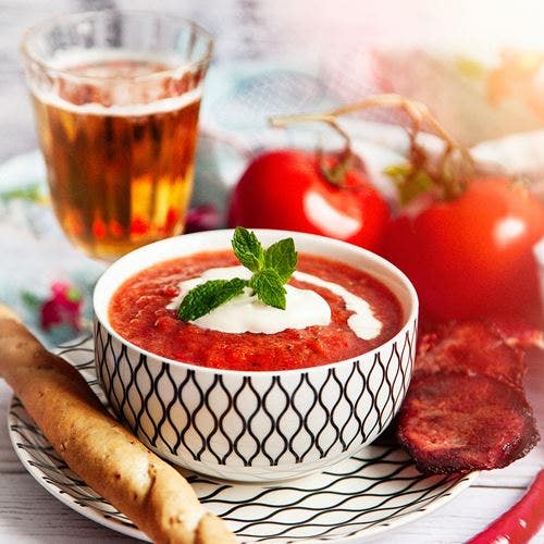 Gazpacho med baconchips och grissini