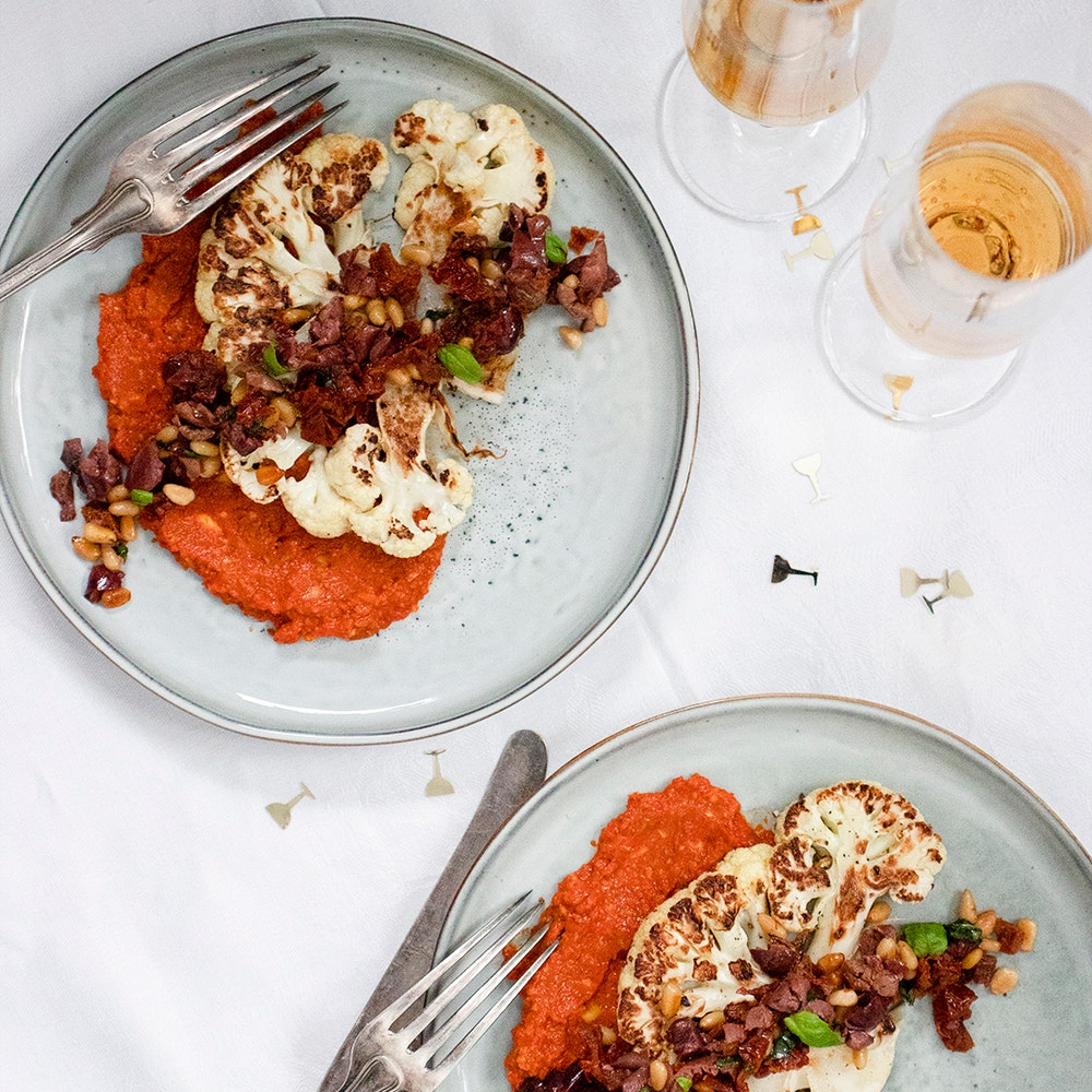 Blomkålssteaks på rostad paprikakräm med tomat- och olivtopping