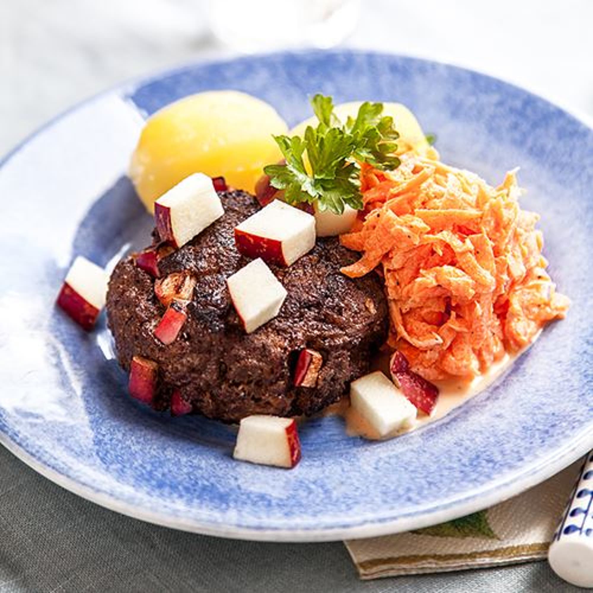 Äppelbiffar med morotstzatziki och kokt potatis