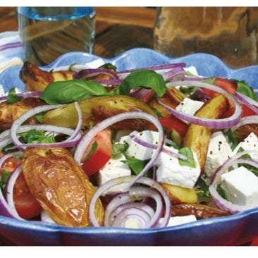 Ljummen potatissallad med fetaost, lök och tomat