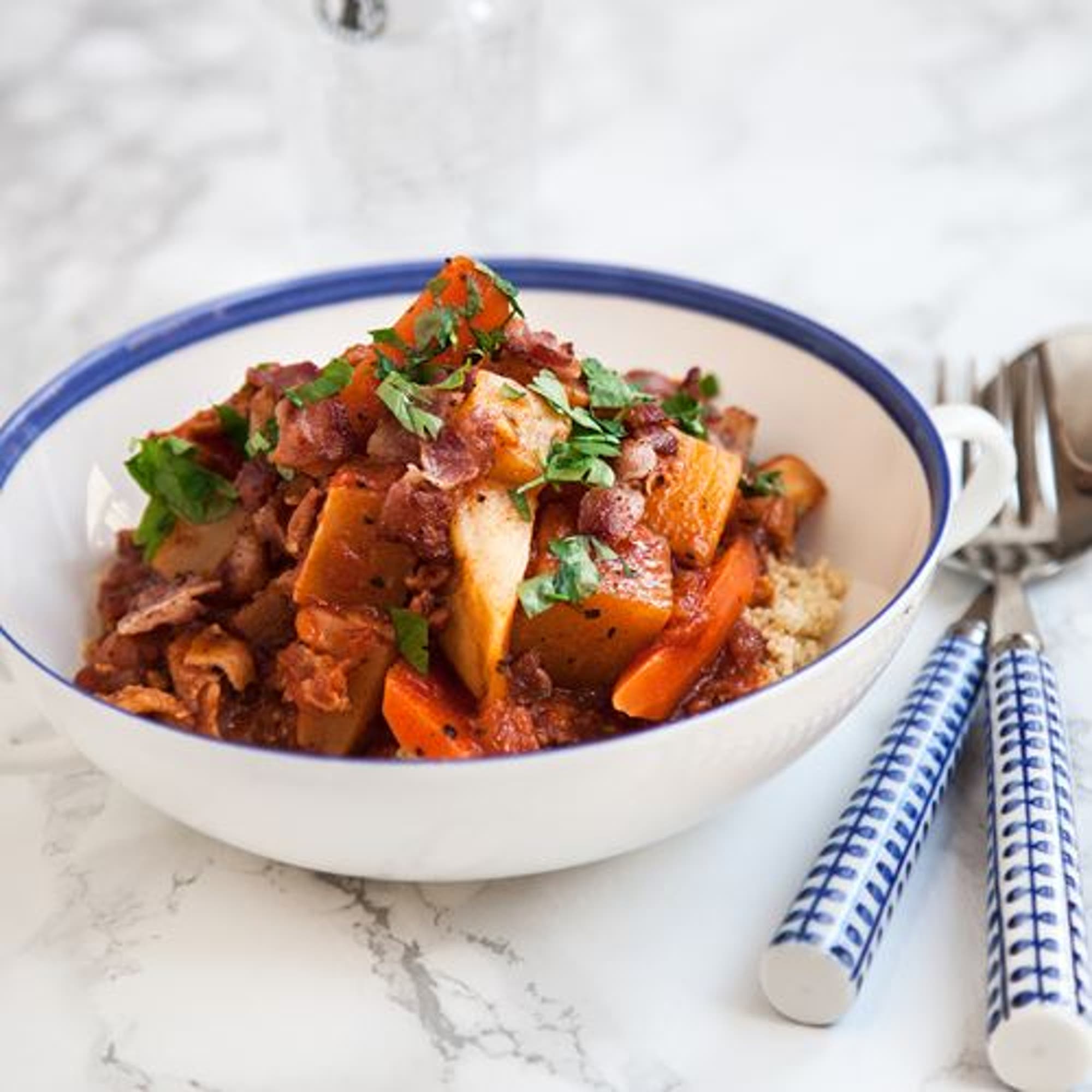 Örtig rotfruktsgryta med bacon