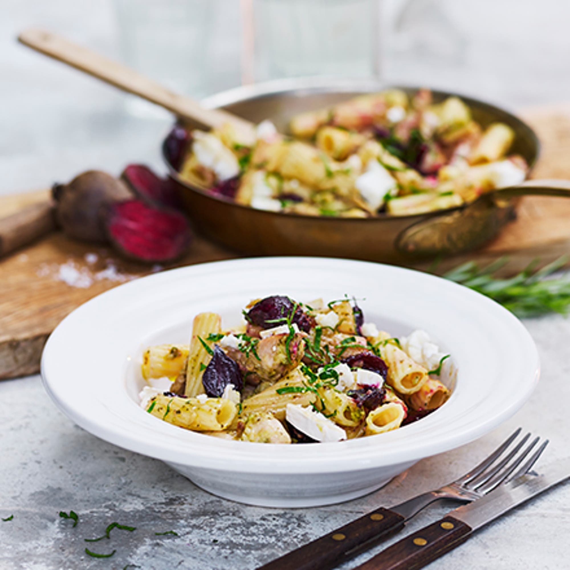 Barilla Rigatoni med ugnsbakade rödbetor, chèvre, pestofräst och kyckling