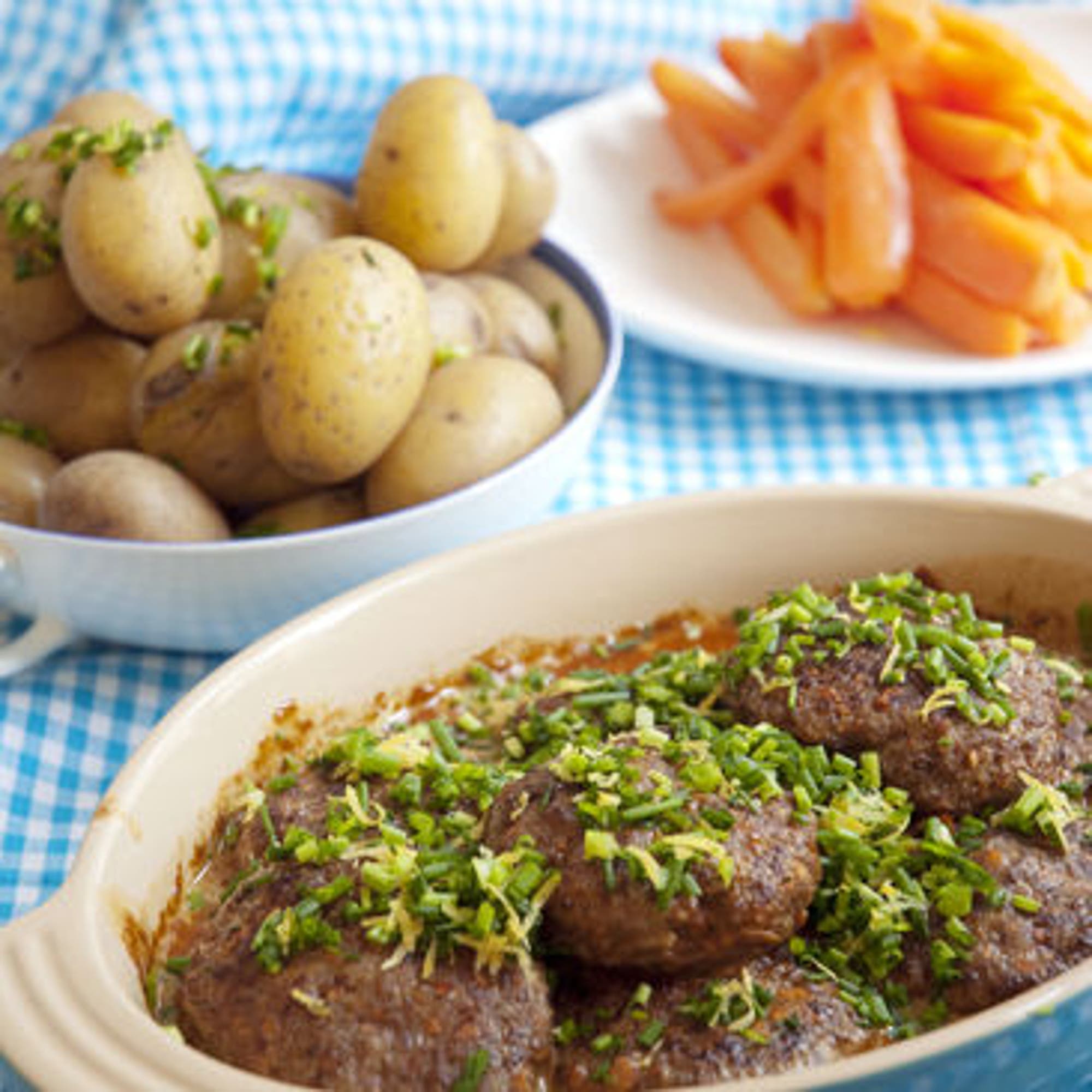 Färsbiffar i gräddsås med citron och kokt potatis