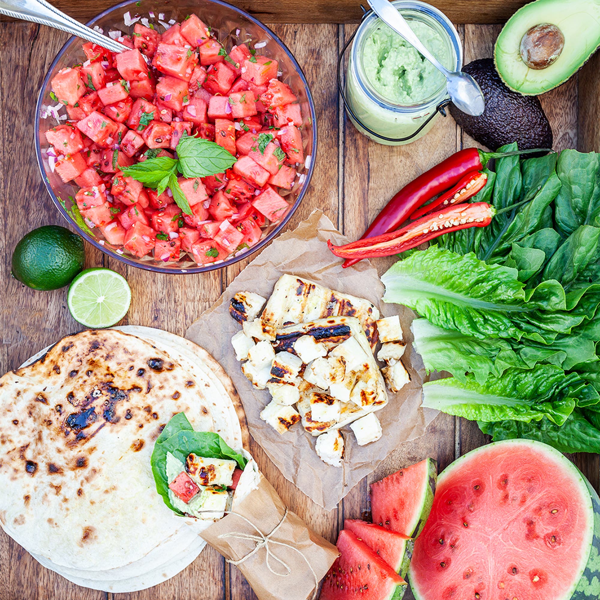 Grillad halloumi med vattenmelonsalsa och guacamole i grillat tortillabröd