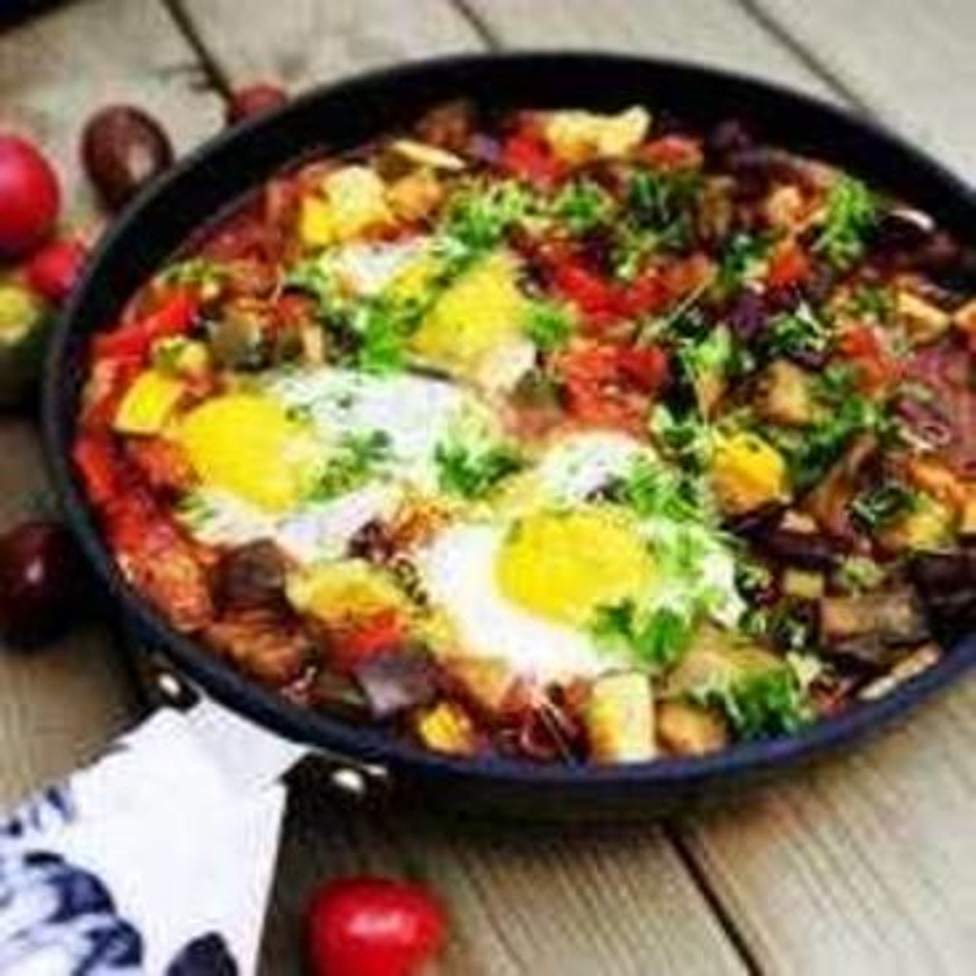 Ratatouille med bönor och knäckta ägg