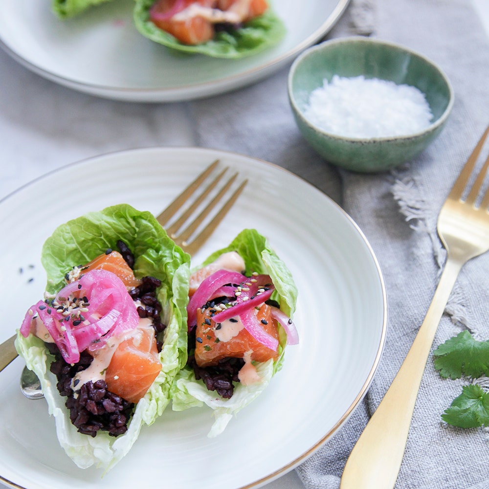 Sashimilax på gemsallad med svart ris och chilimajo