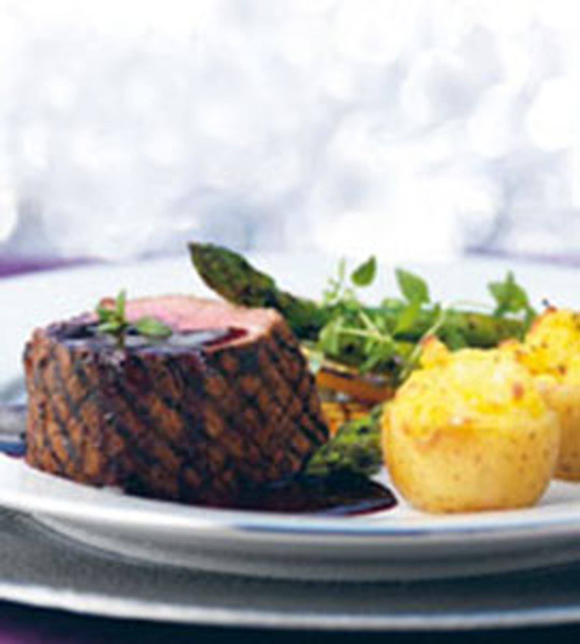 Grillad oxfilé med gratinerad potatis sparris, squash och rödvinssås