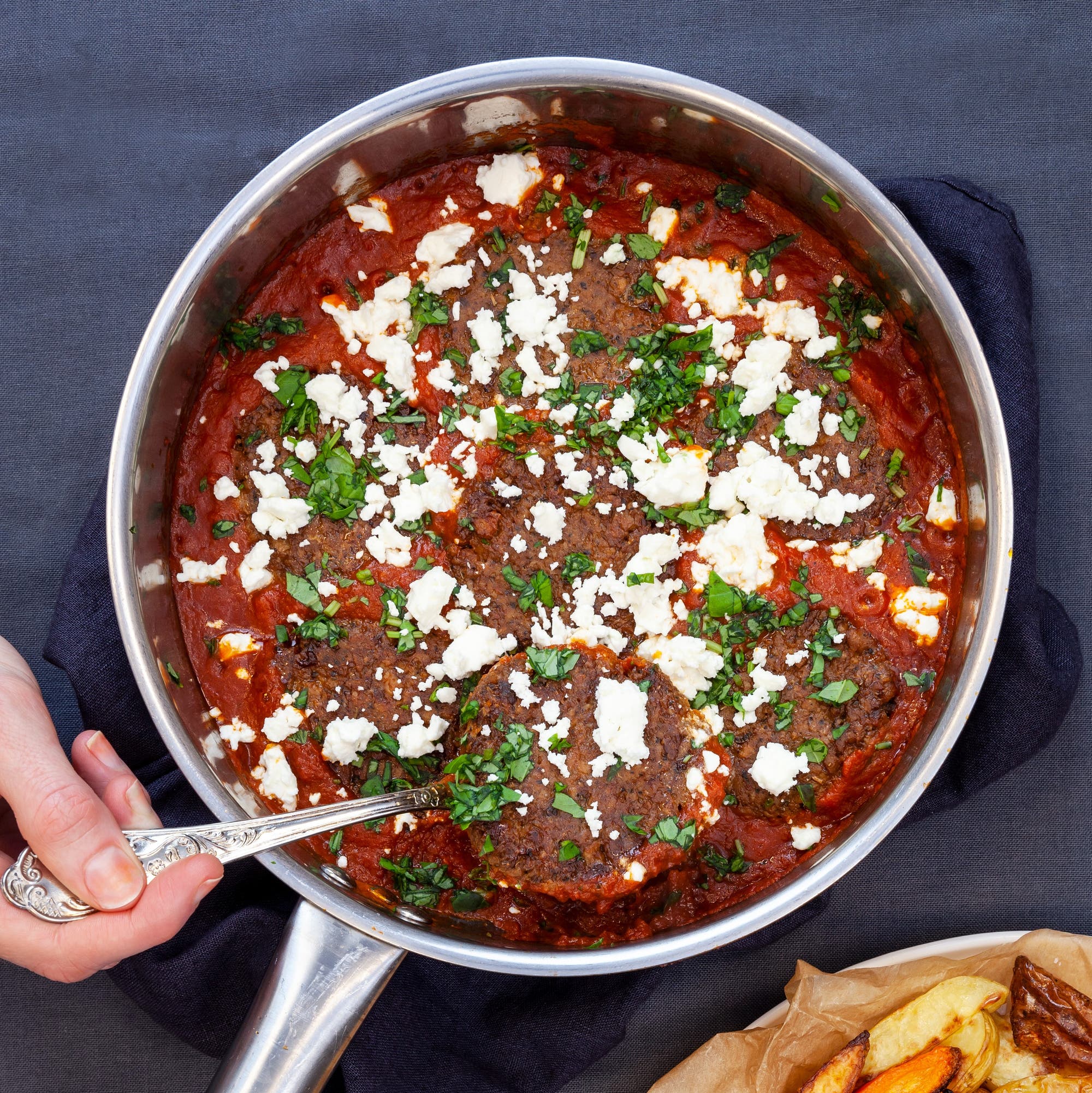 Grekiska färsbiffar med fetaost i tomatsås
