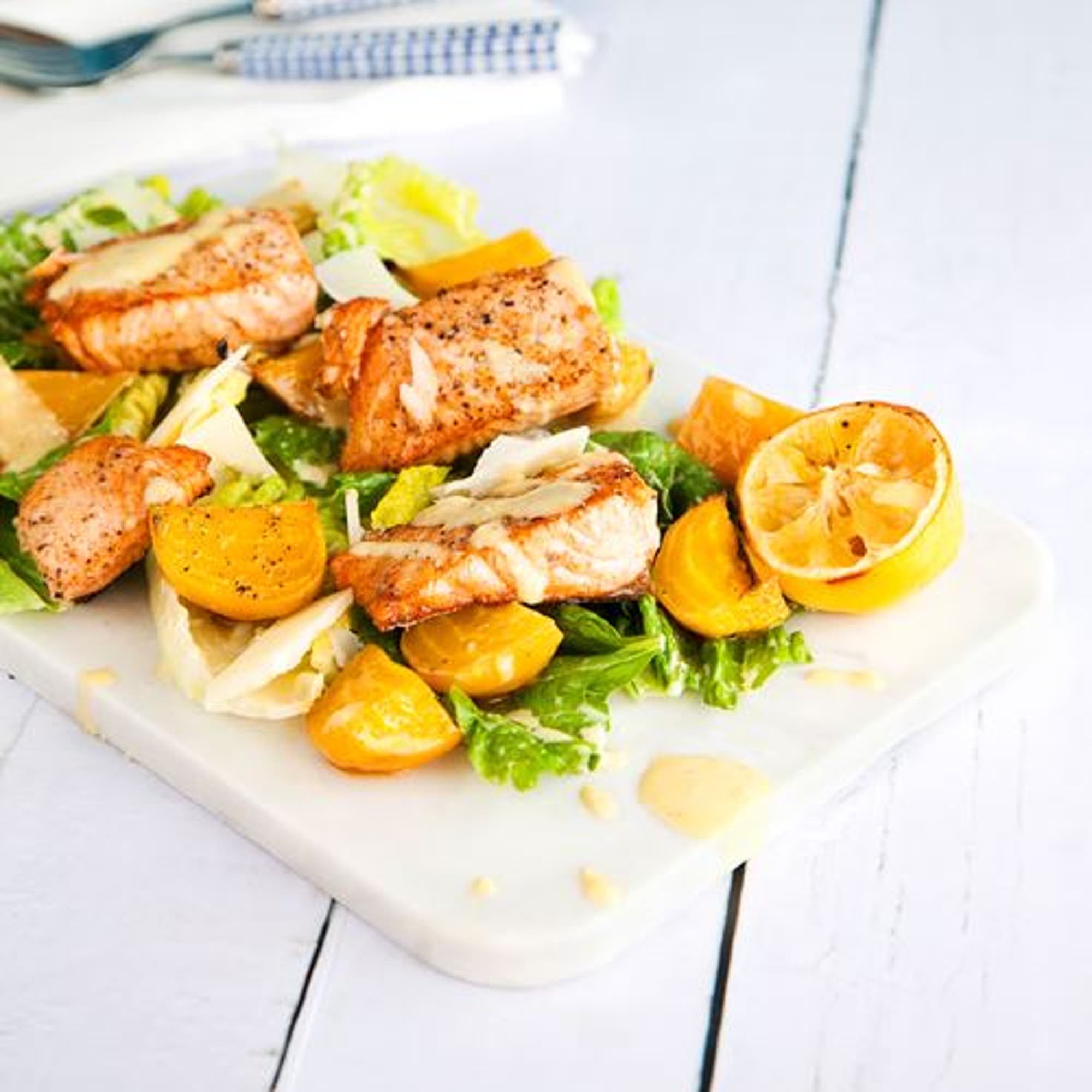 Stekt lax med ceasardressing och rostade gulbetor
