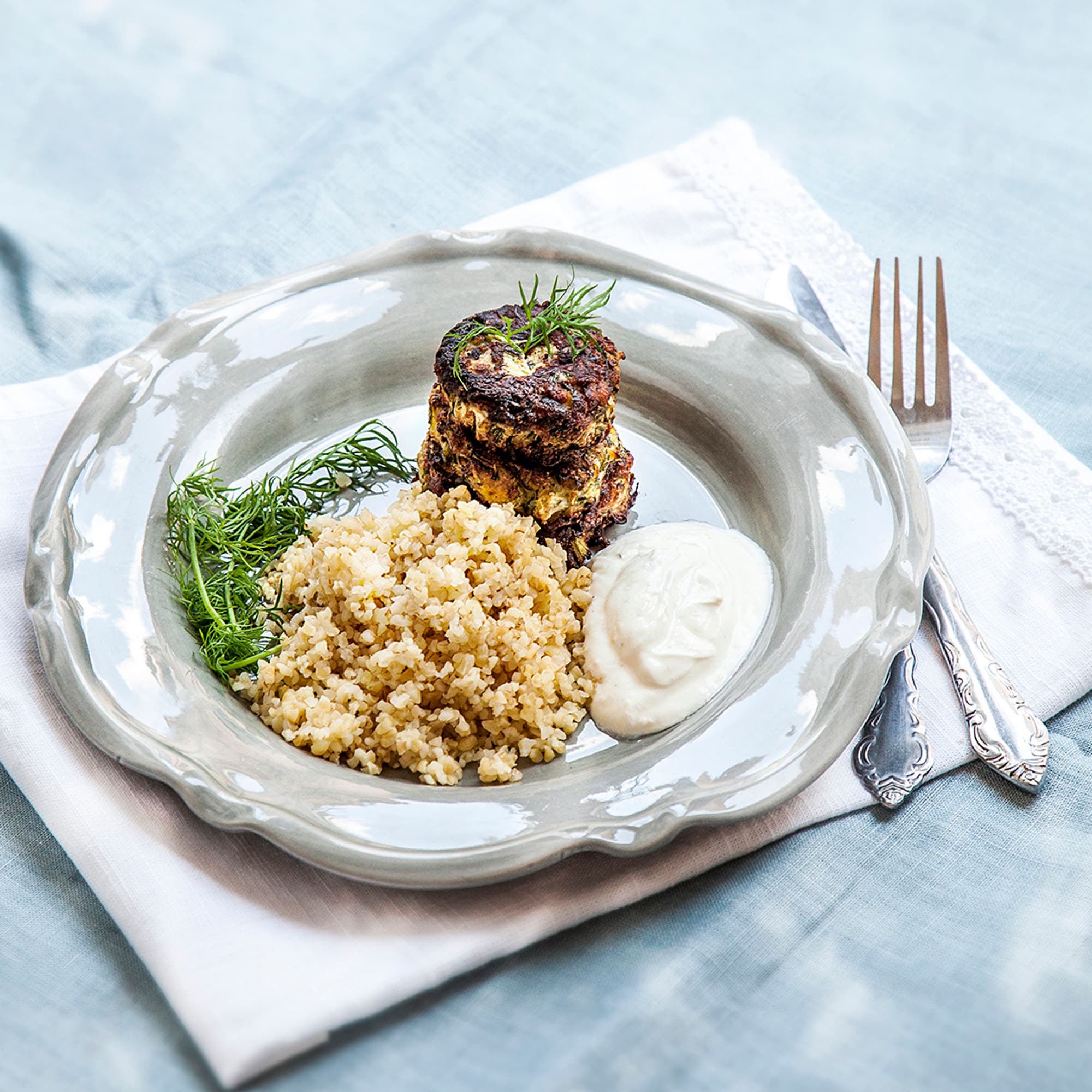 Zucchini- och fänkålsfritters med citrusdipp och bulgur