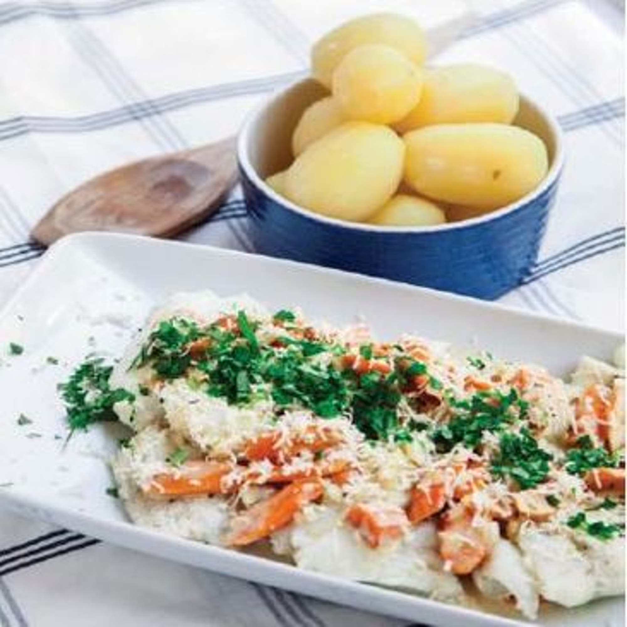 Vinpocherad kolja med pepparrot och kokt potatis