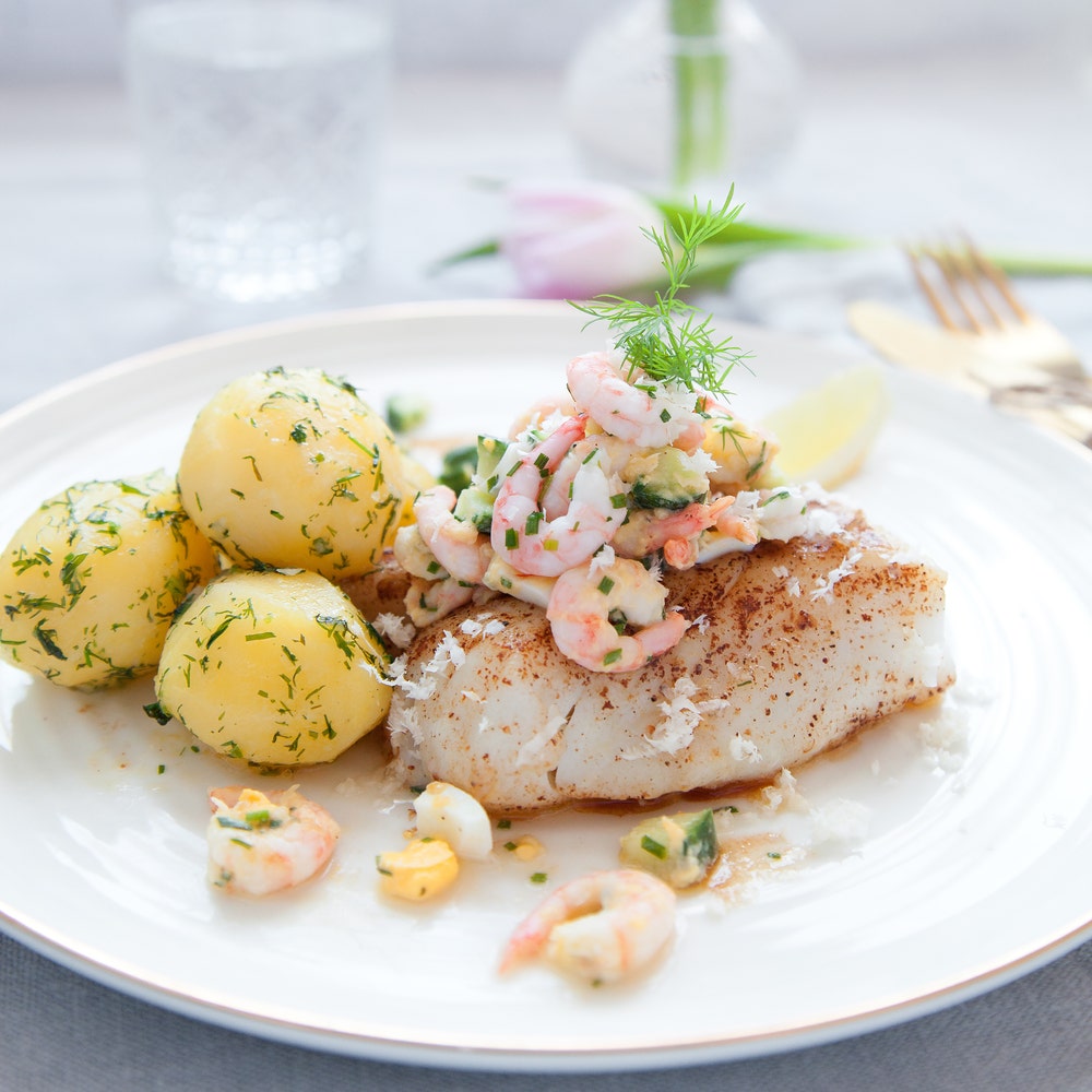 Rimmad torskfilé med räktopping, brynt smör och dillslungad delikatesspotatis