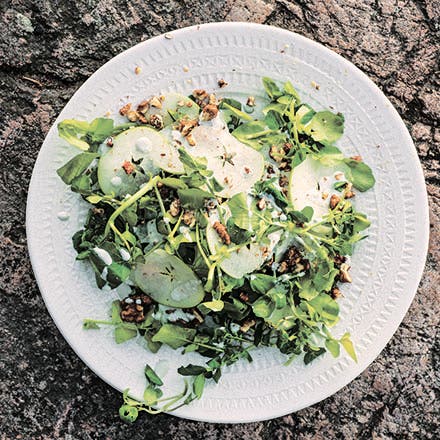Sallad på karamelliserade valnötter, äpple och vattenkrasse