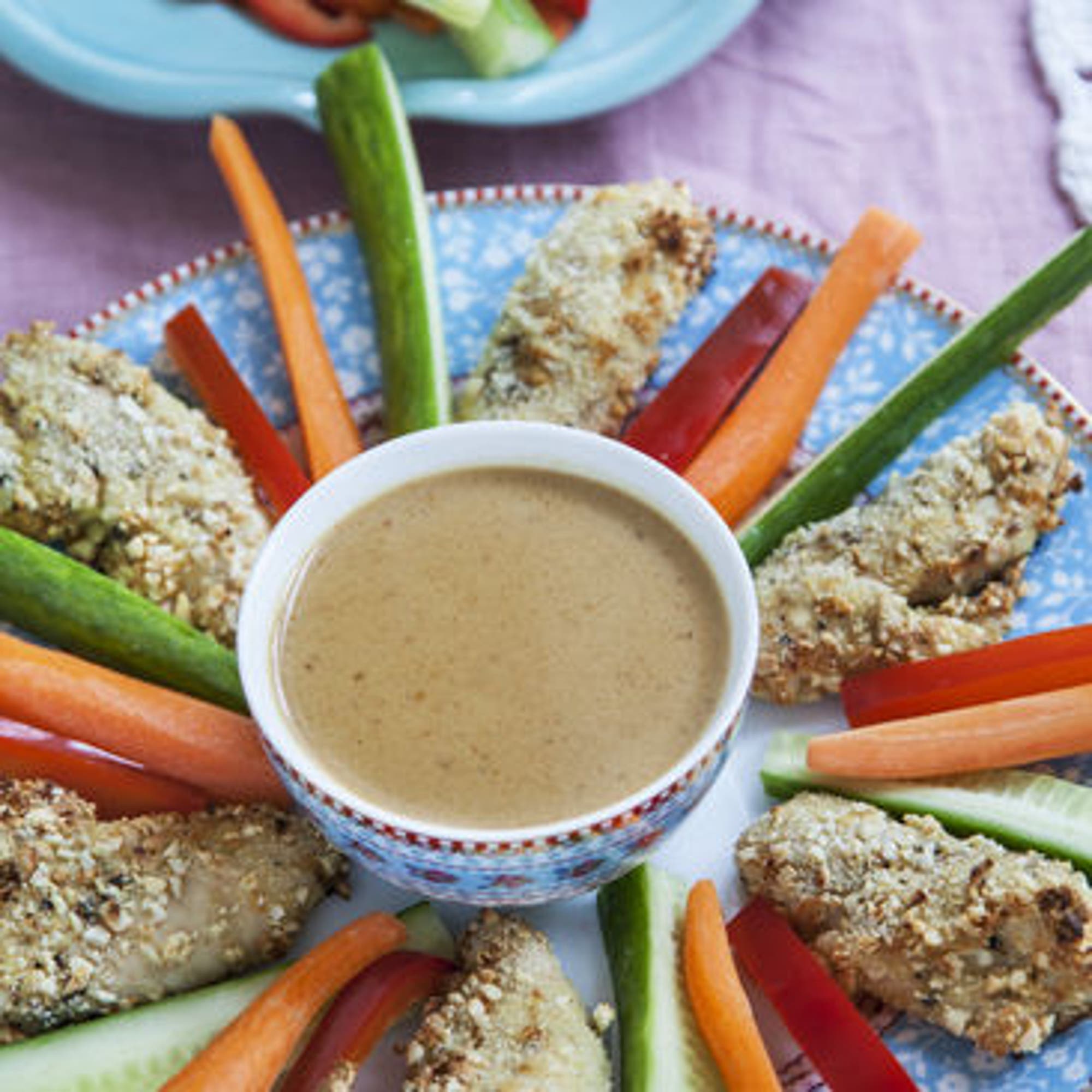 Chicken nuggets med syrlig kokossås och grönsaksstavar