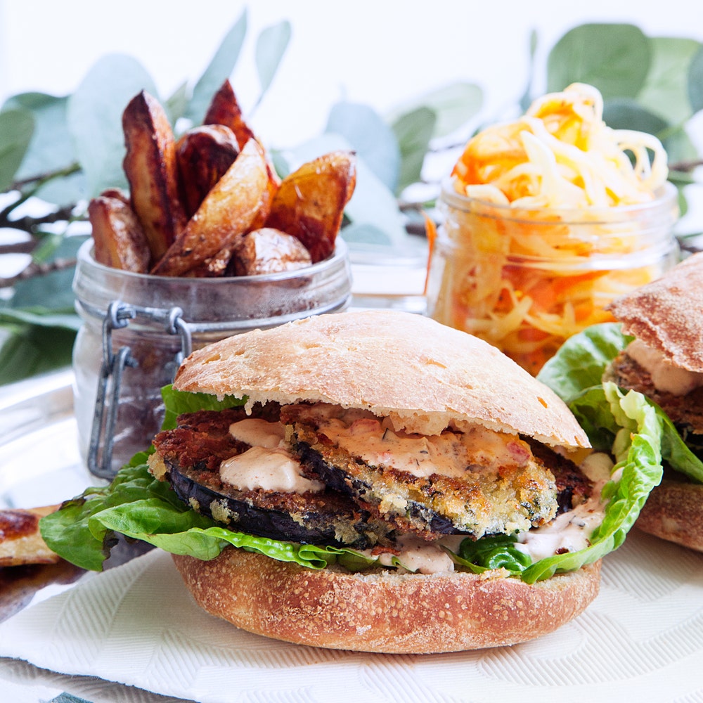Frasig aubergineburgare med chipotledressing och pommes
