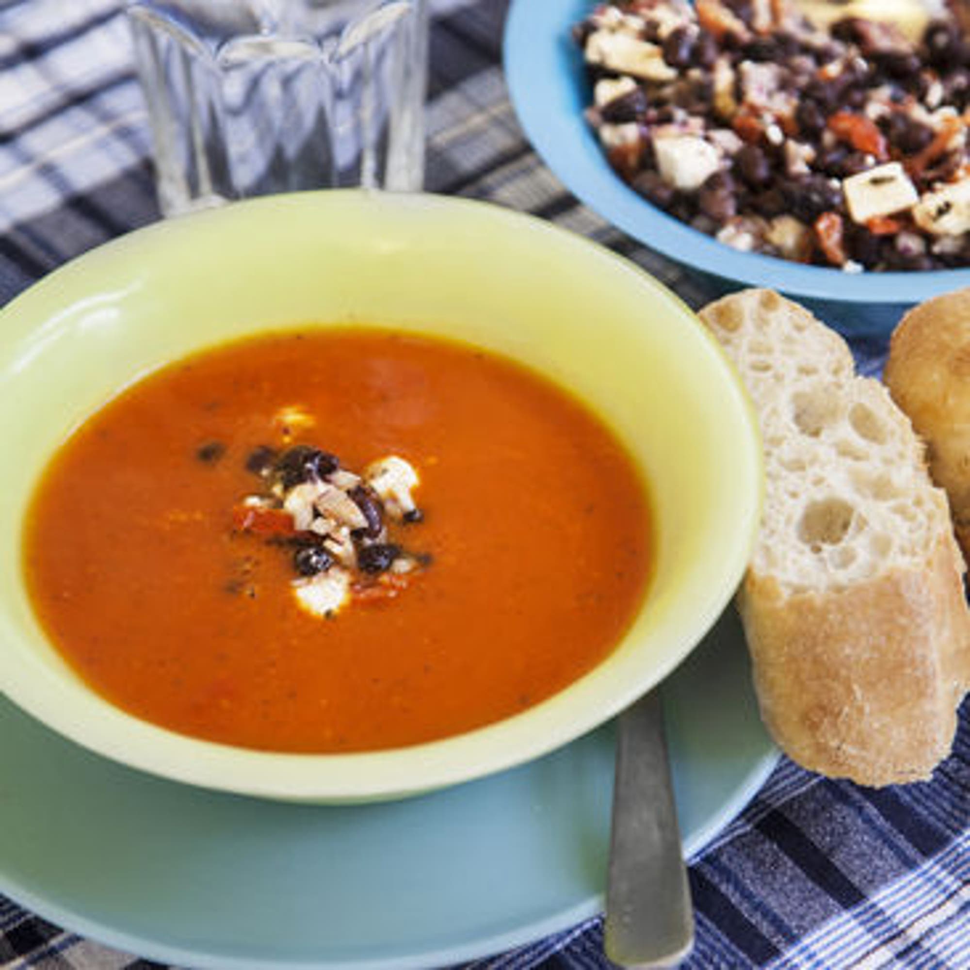 Tomatsoppa med bön- och fetaosttopping