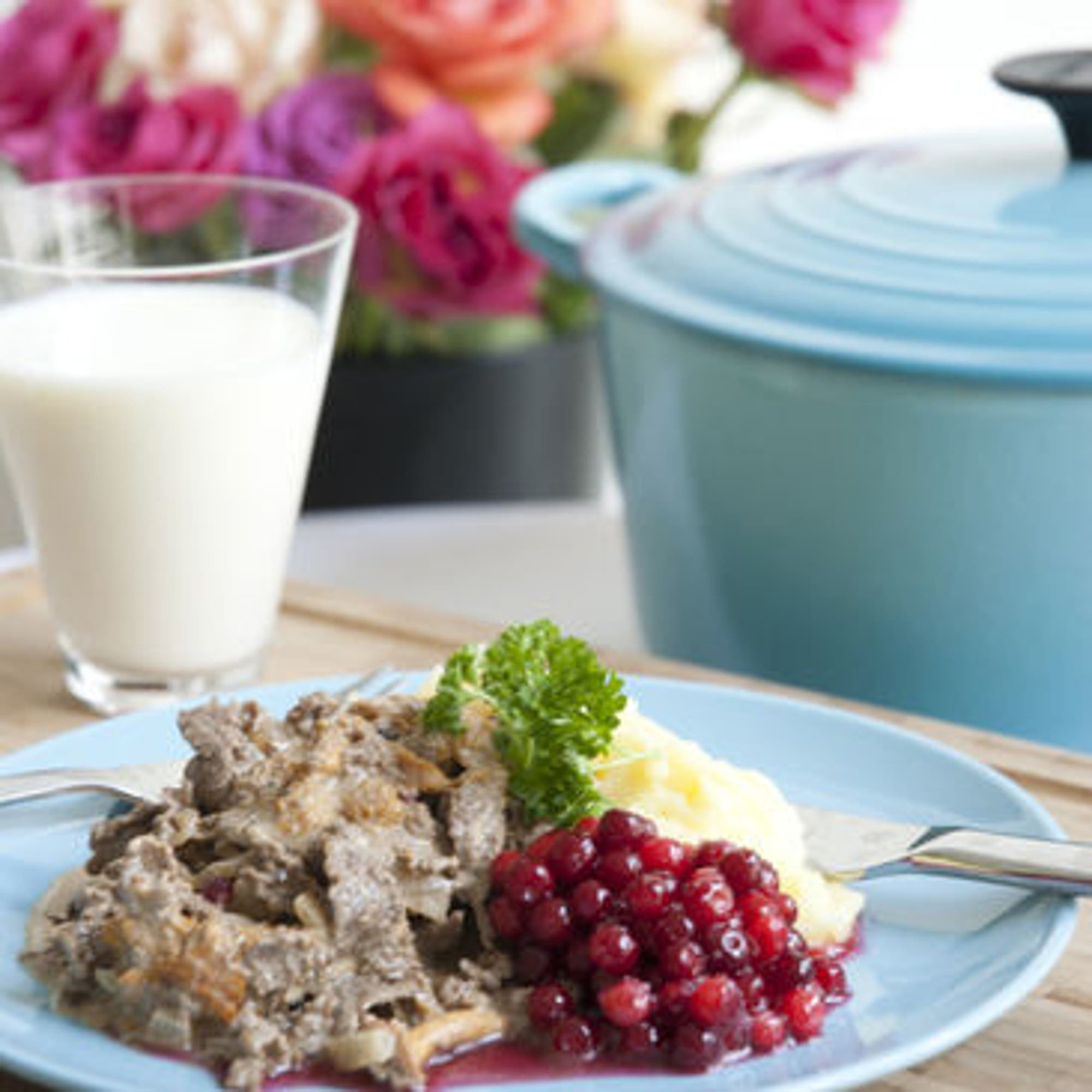 Viltskavsgryta med mandelpotatispuré & rårörda lingon