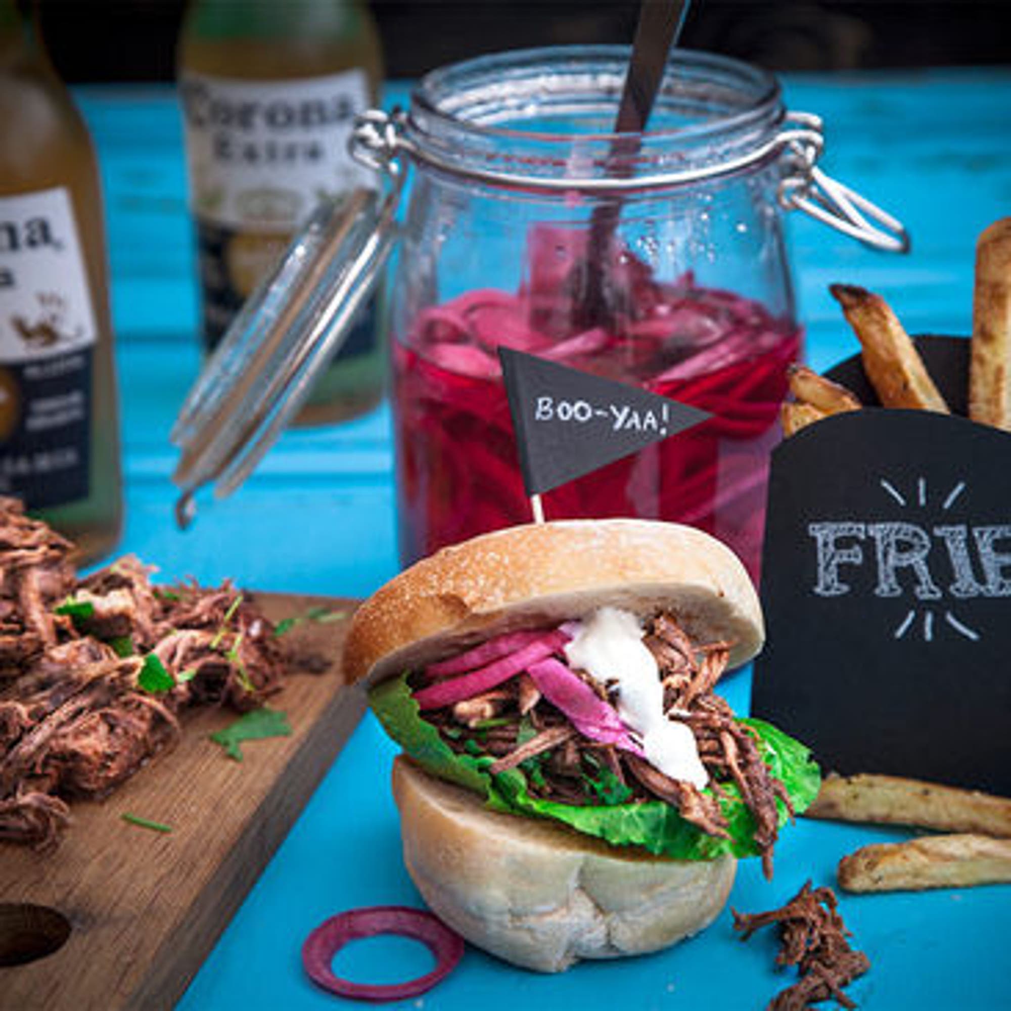 Pulled beef-burgare med hemgjorda pommes frites och inlagd rödlök