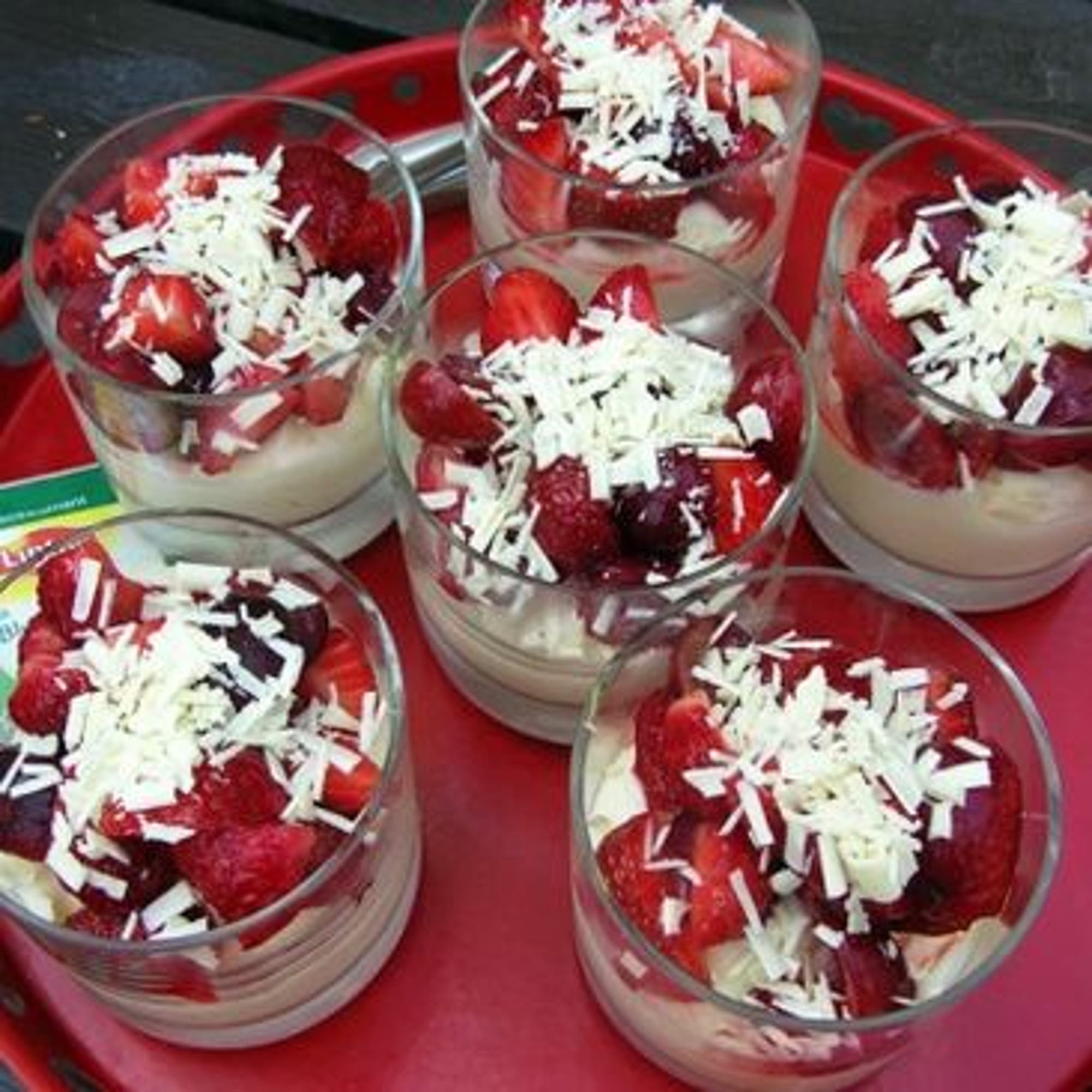 Citronmousse med jordgubbar och vit choklad