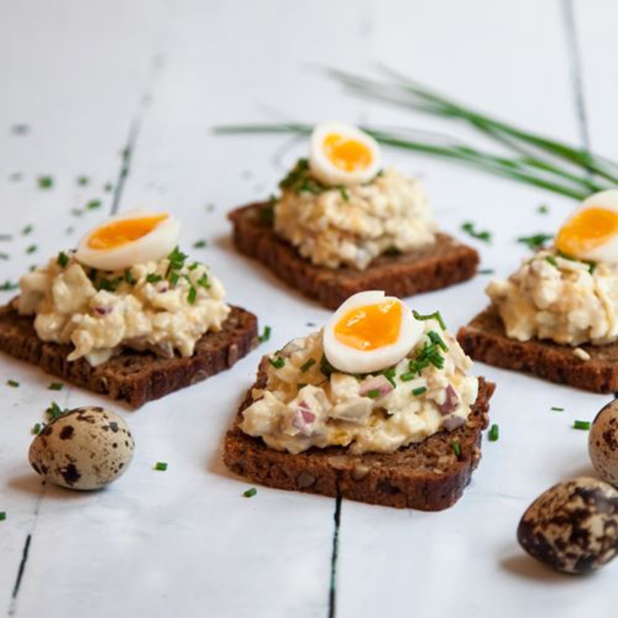Rågbröd med gubbröra och vaktelägg