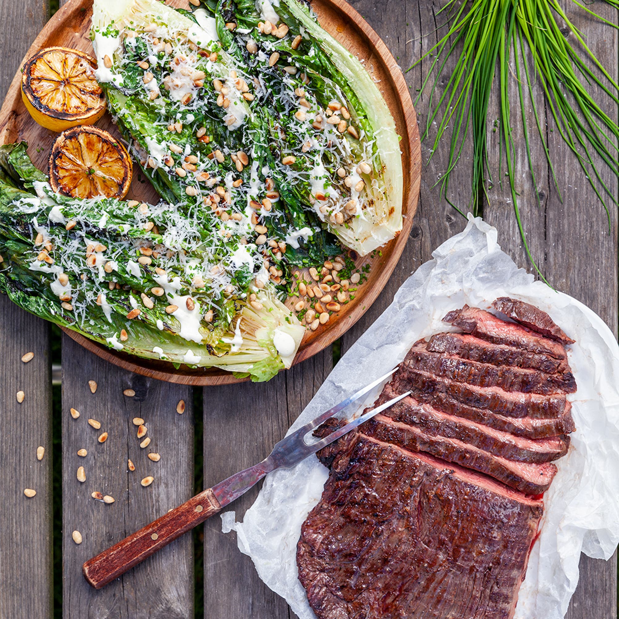Grillad flankstek och romansallad med tryffel och parmesan
